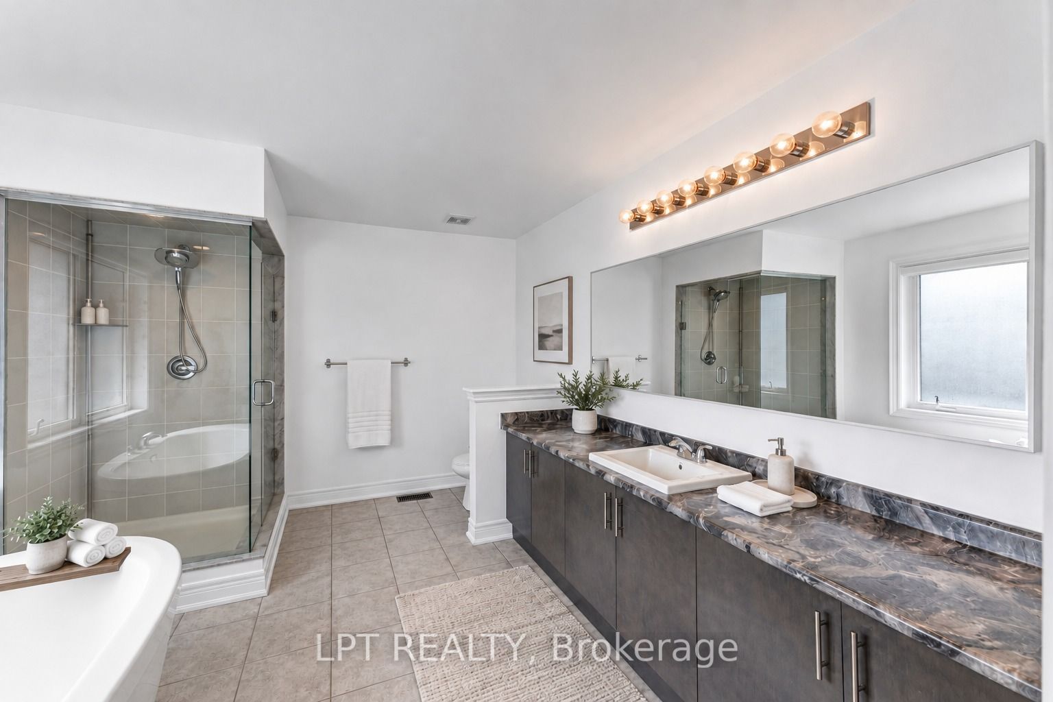 33 Mondial Crescent Property Photo 9