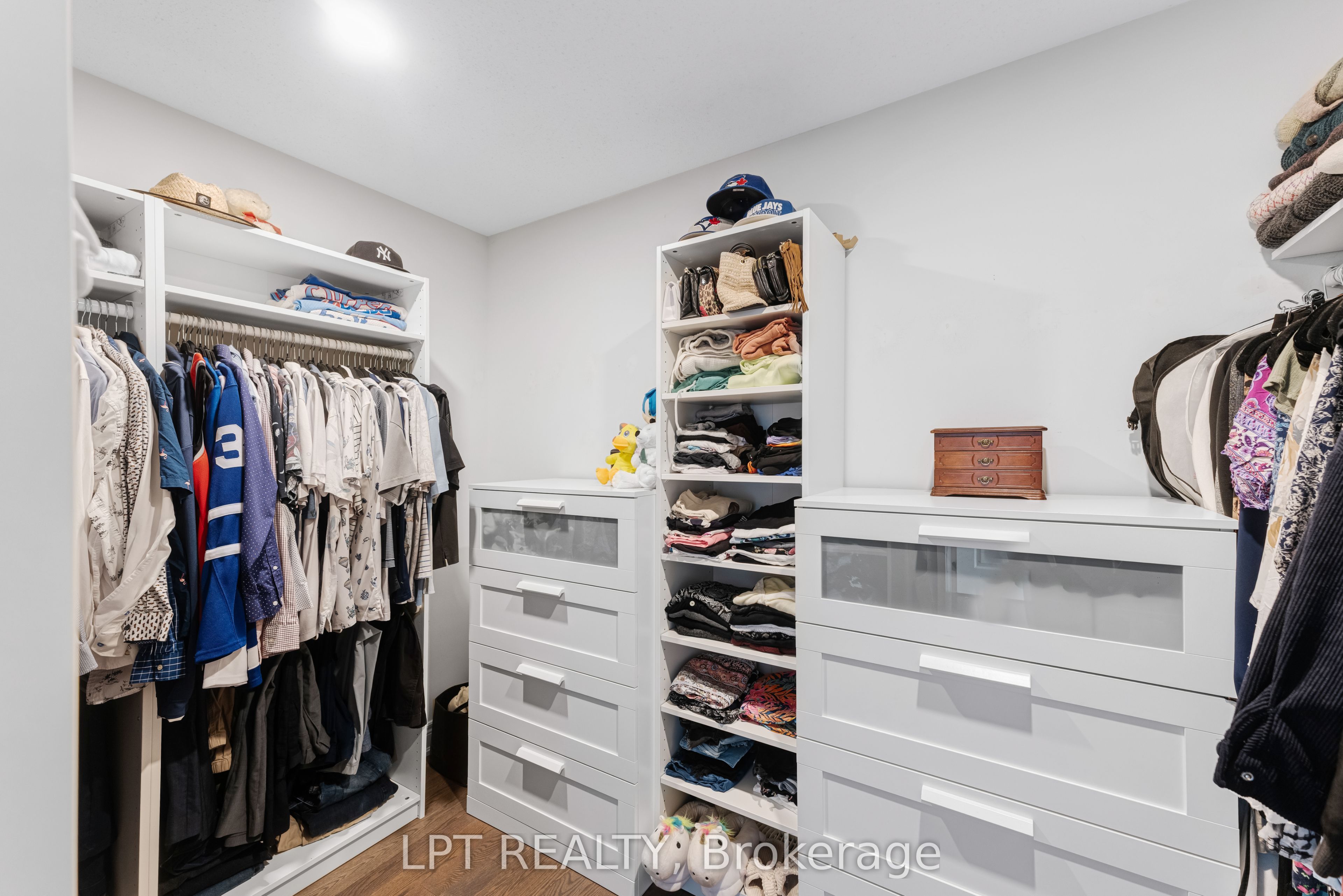 33 Mondial Crescent Property Photo 11