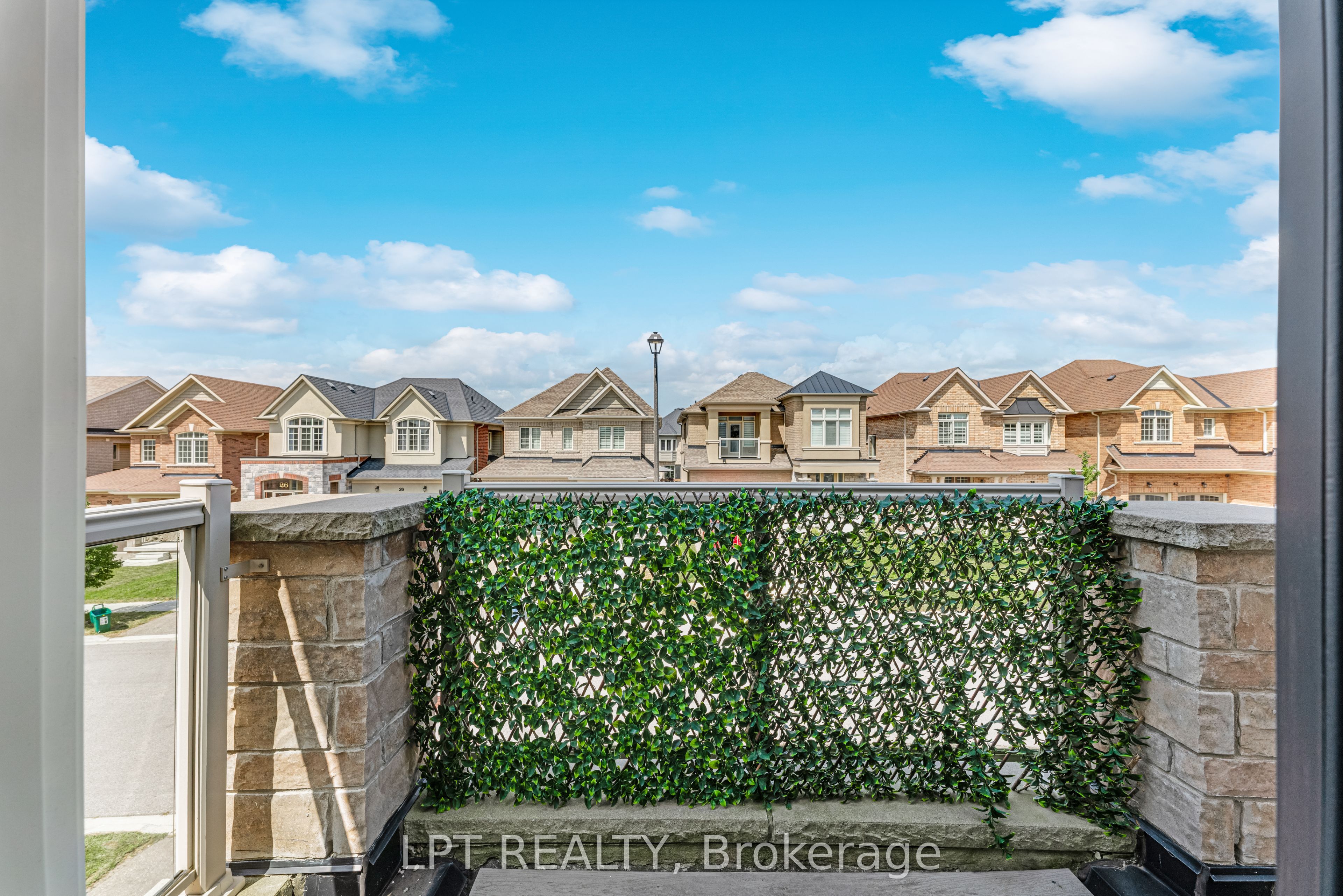 33 Mondial Crescent Property Photo 13