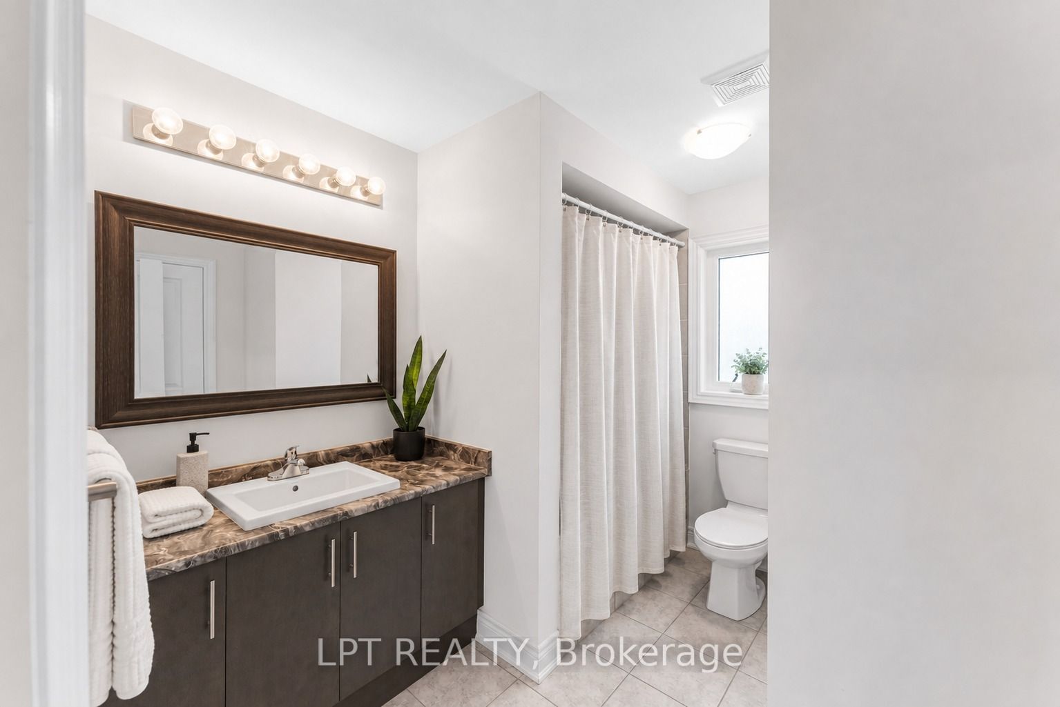 33 Mondial Crescent Property Photo 16