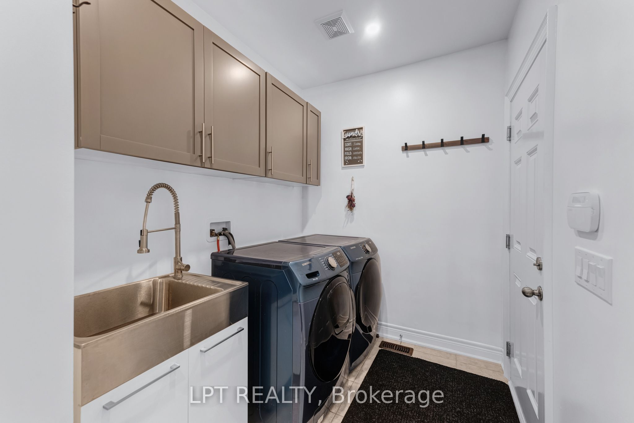 33 Mondial Crescent Property Photo 18