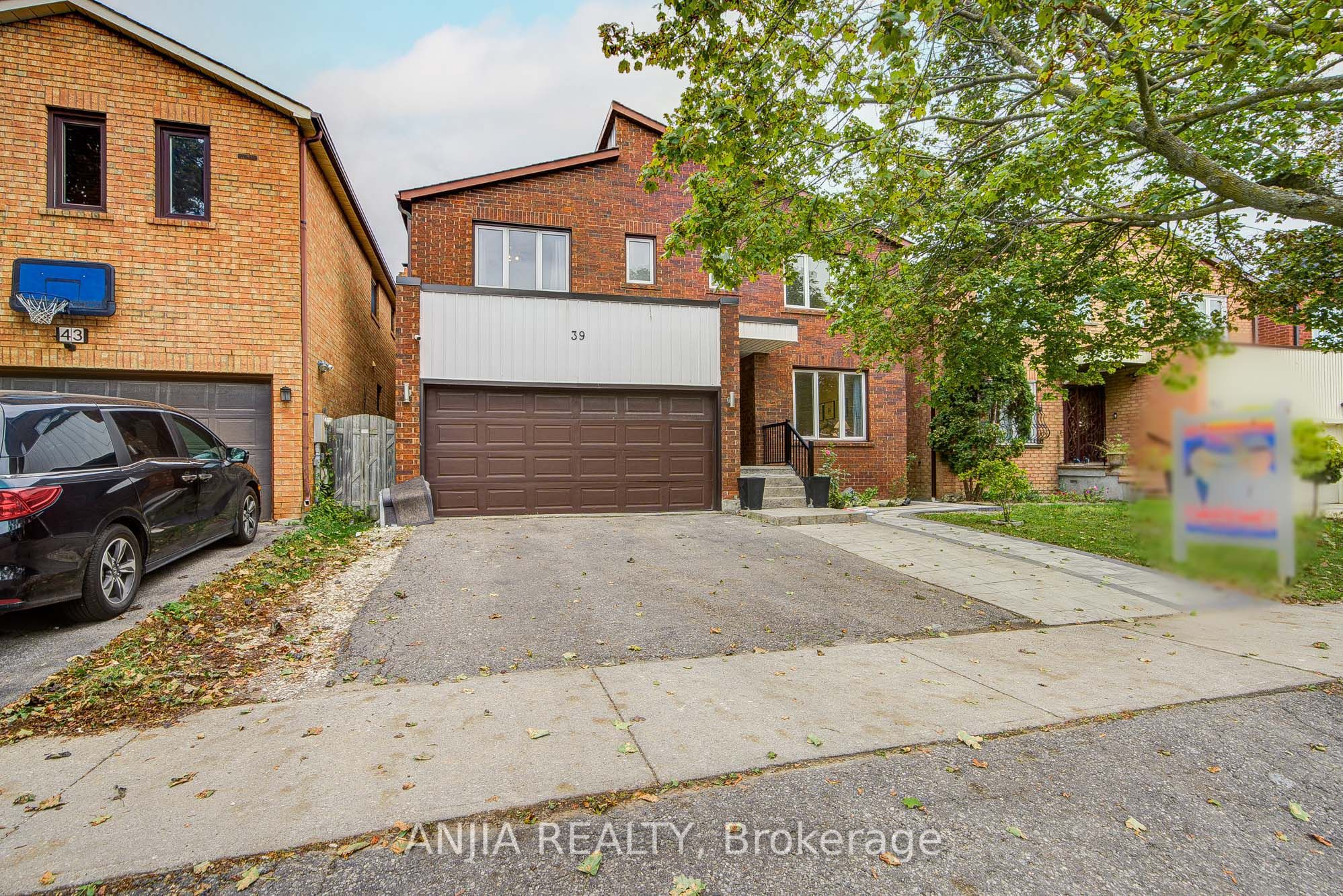 39 Millcroft Way Property Photo 1