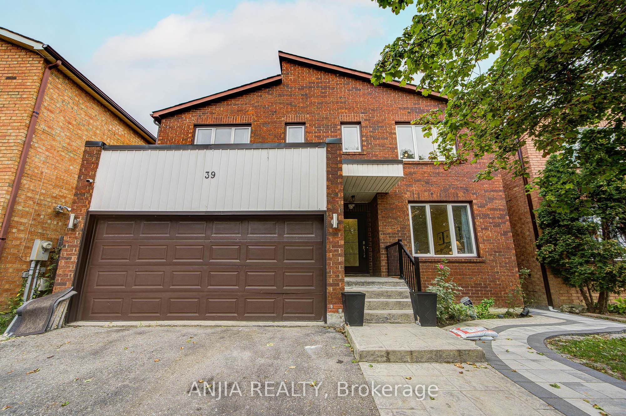 39 Millcroft Way Property Photo 2