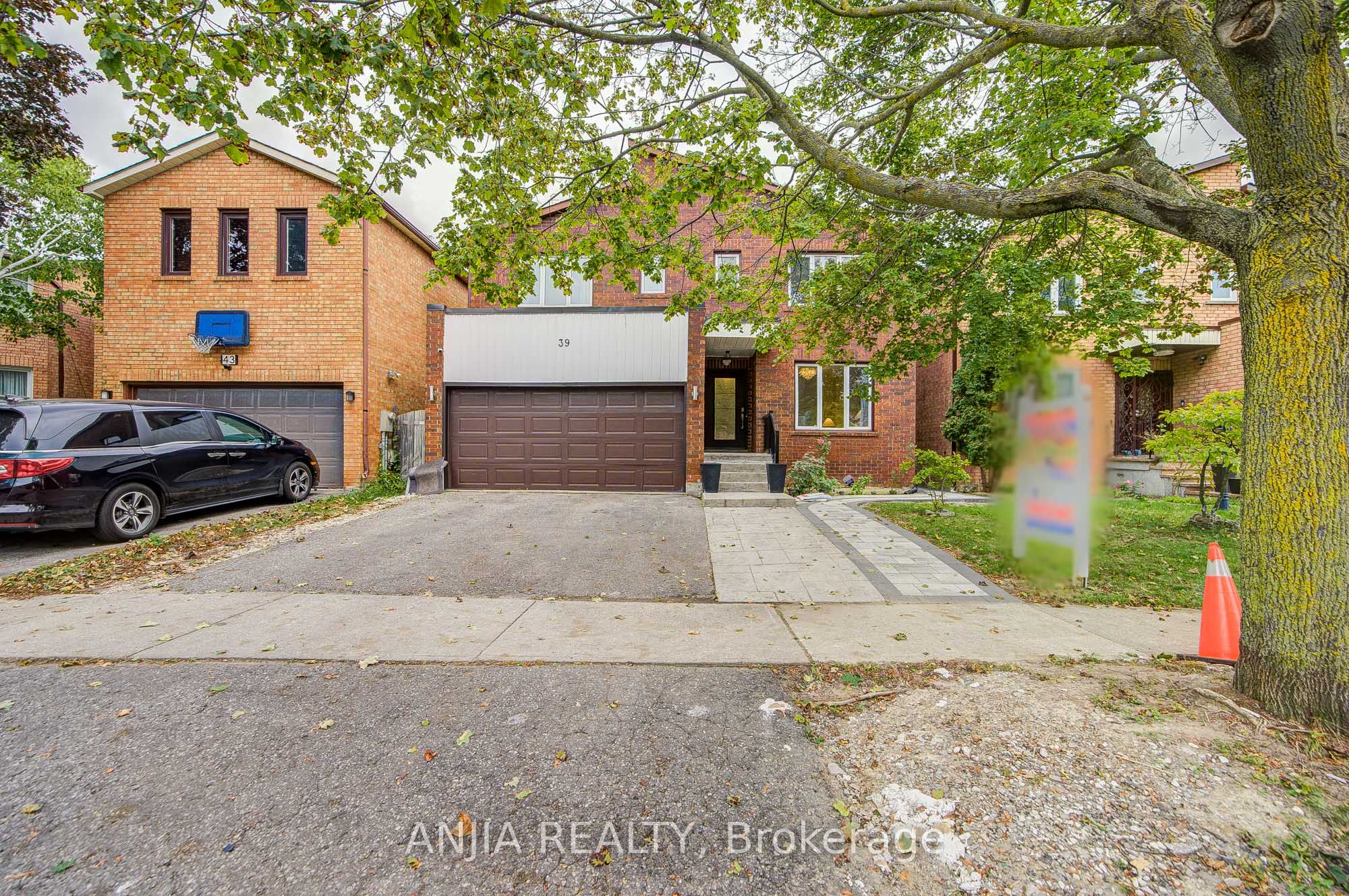 39 Millcroft Way Property Photo 3