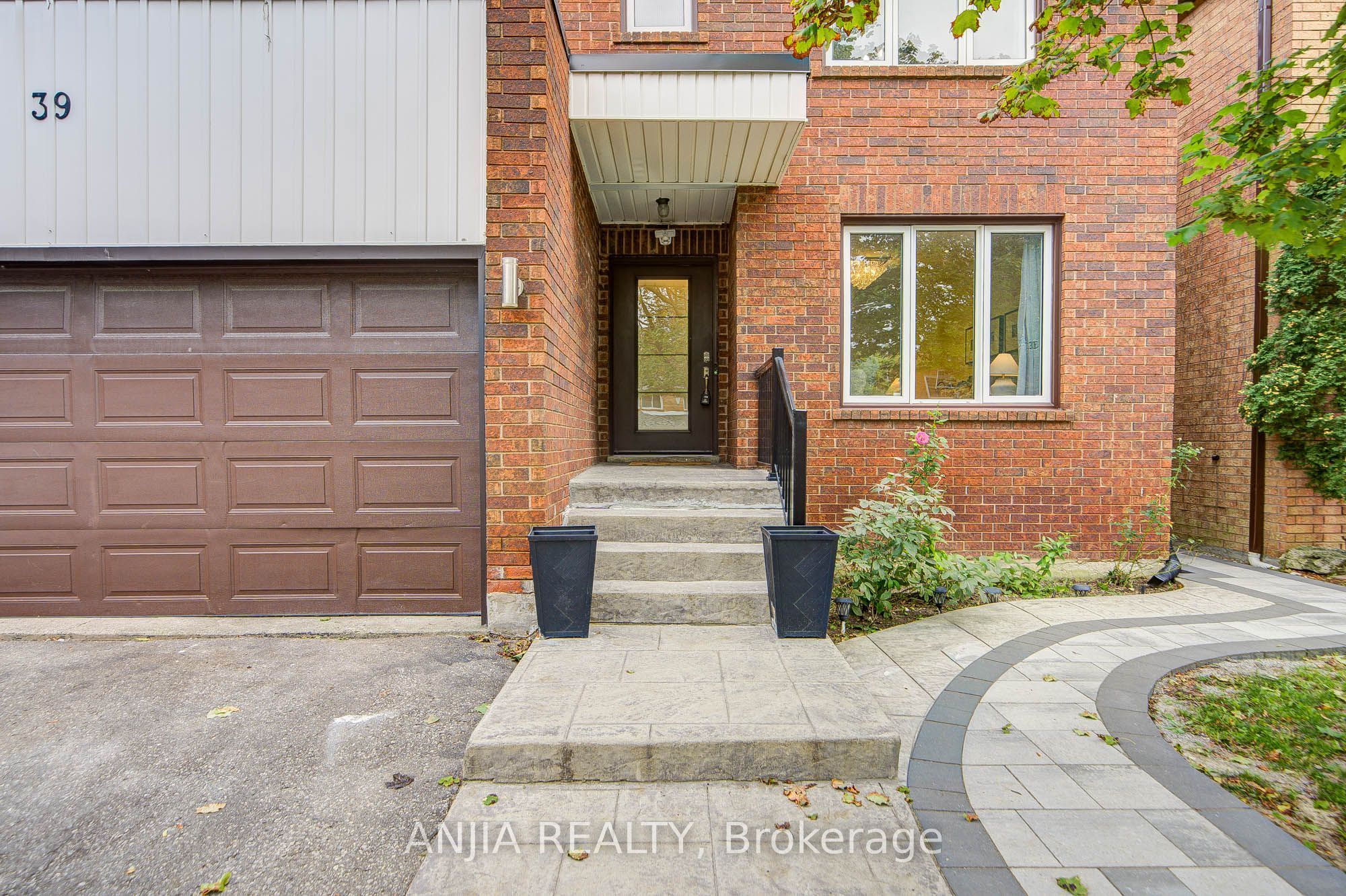 39 Millcroft Way Property Photo 4