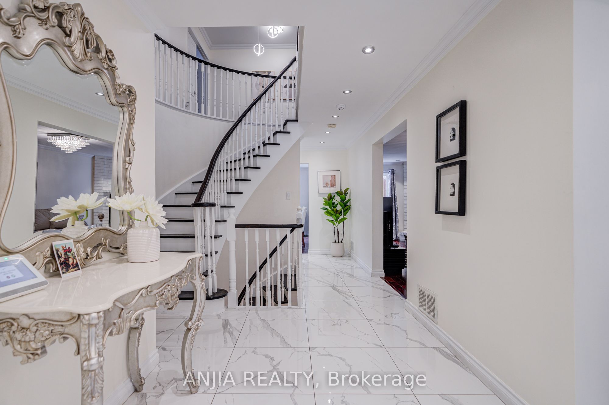39 Millcroft Way Property Photo 7