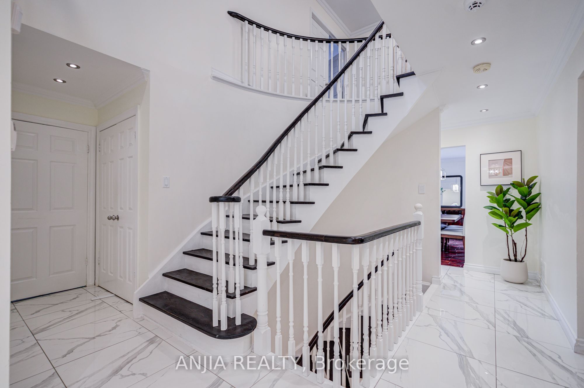 39 Millcroft Way Property Photo 8