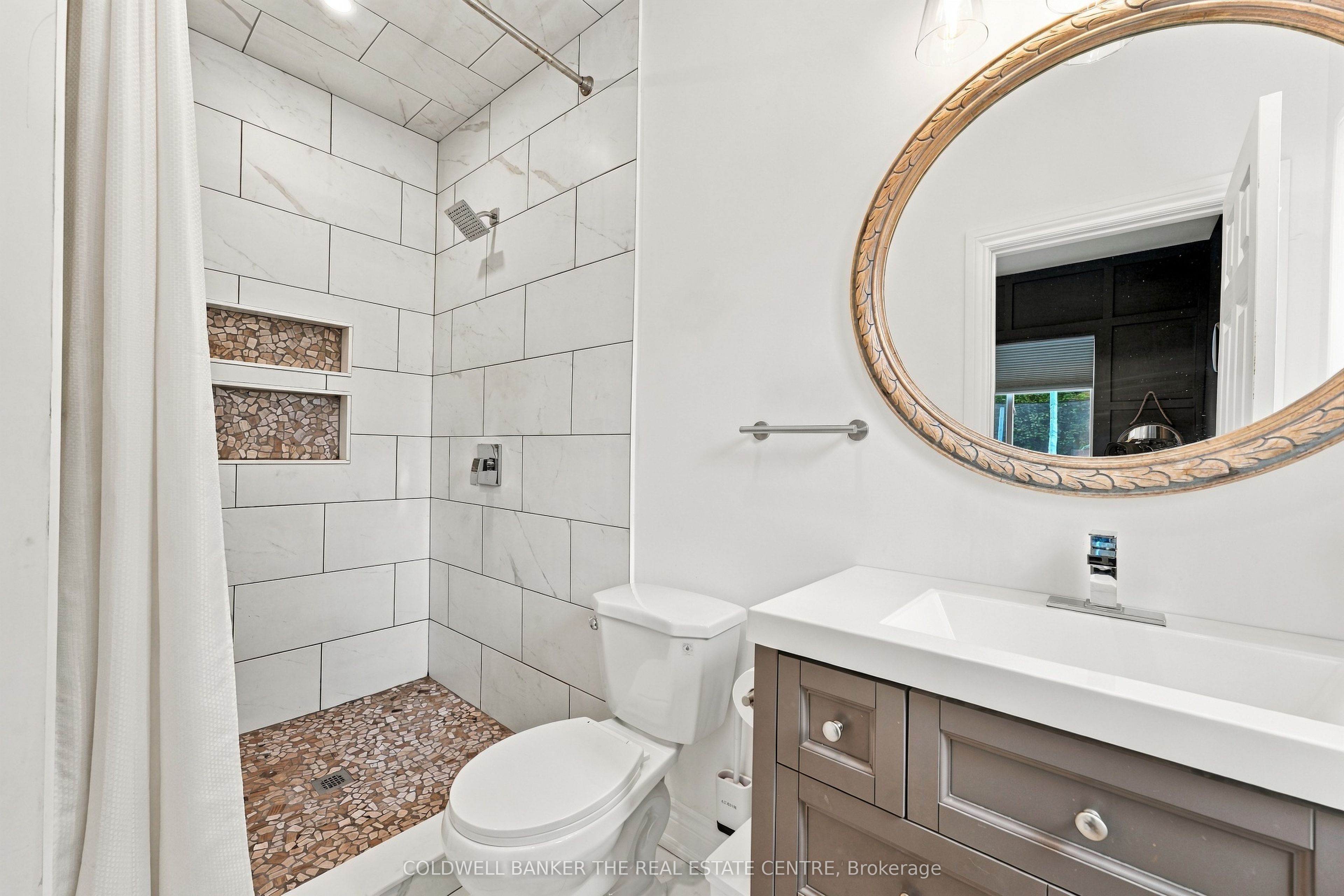 968 Metro Road N Property Photo 24