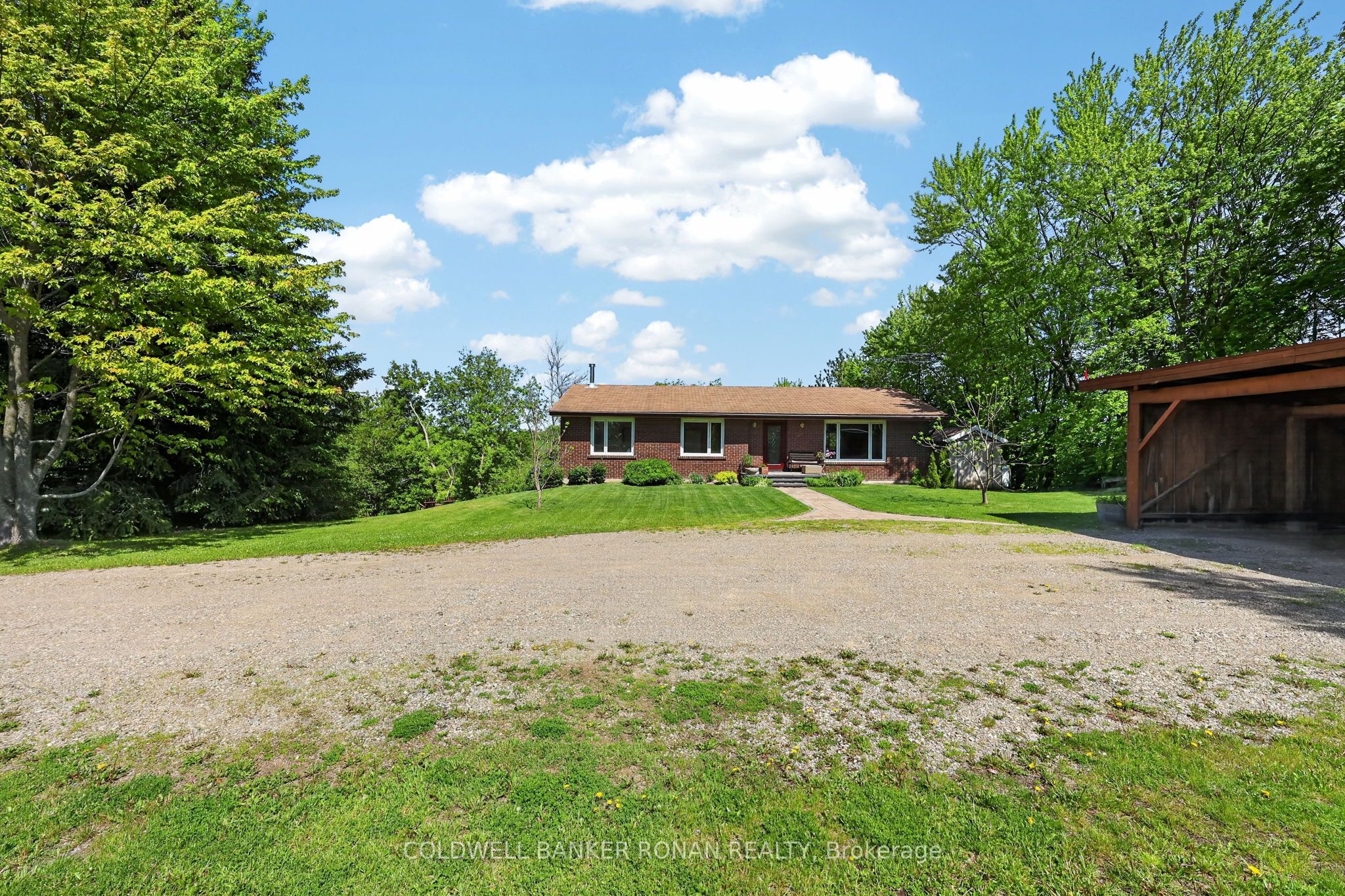 6976 2nd Line Property Photo 4
