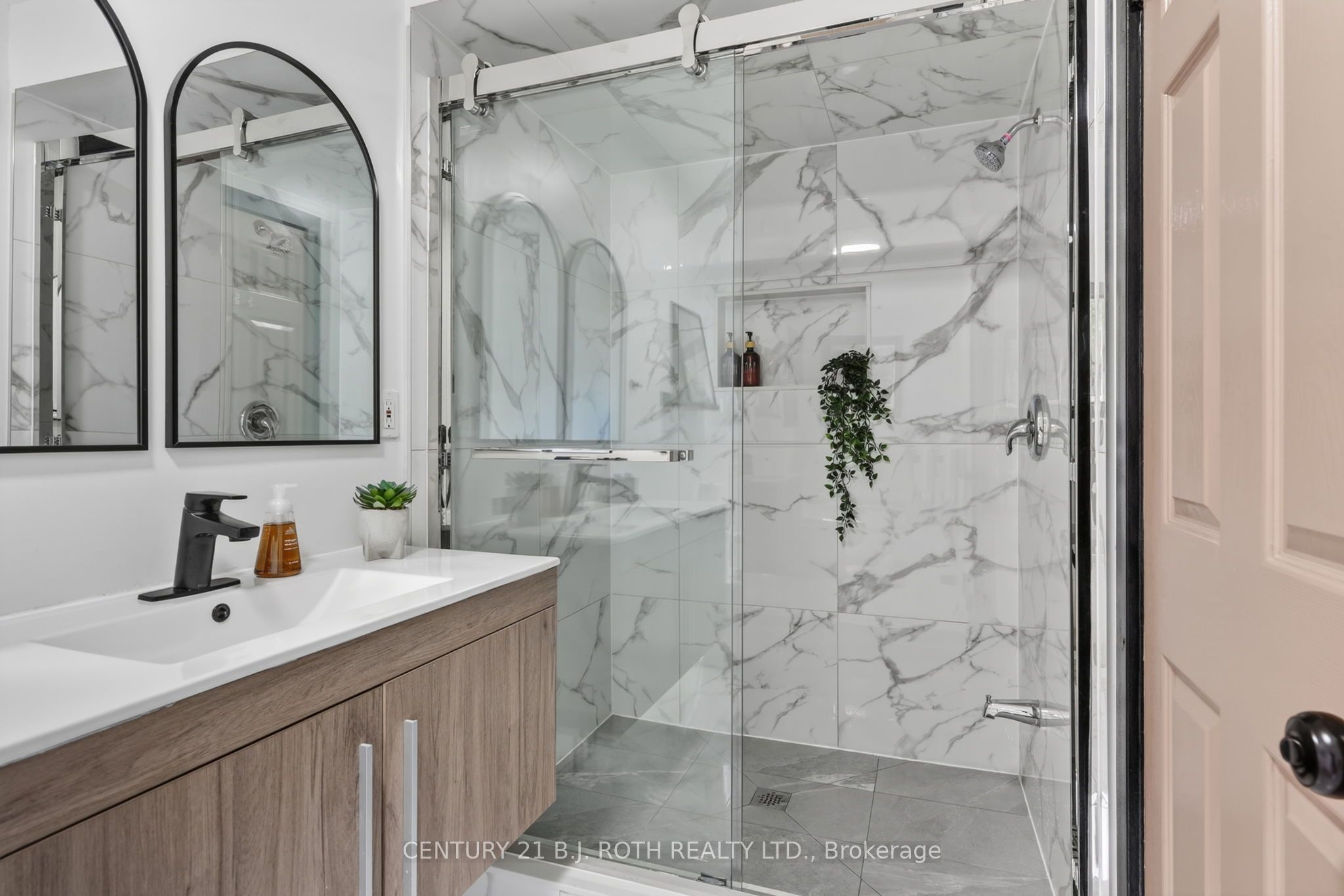1077 Corrie Street Property Photo 25