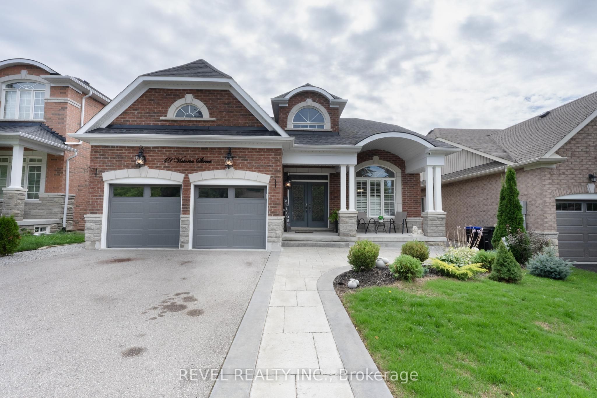 49 Victoria Street E Property Photo 1