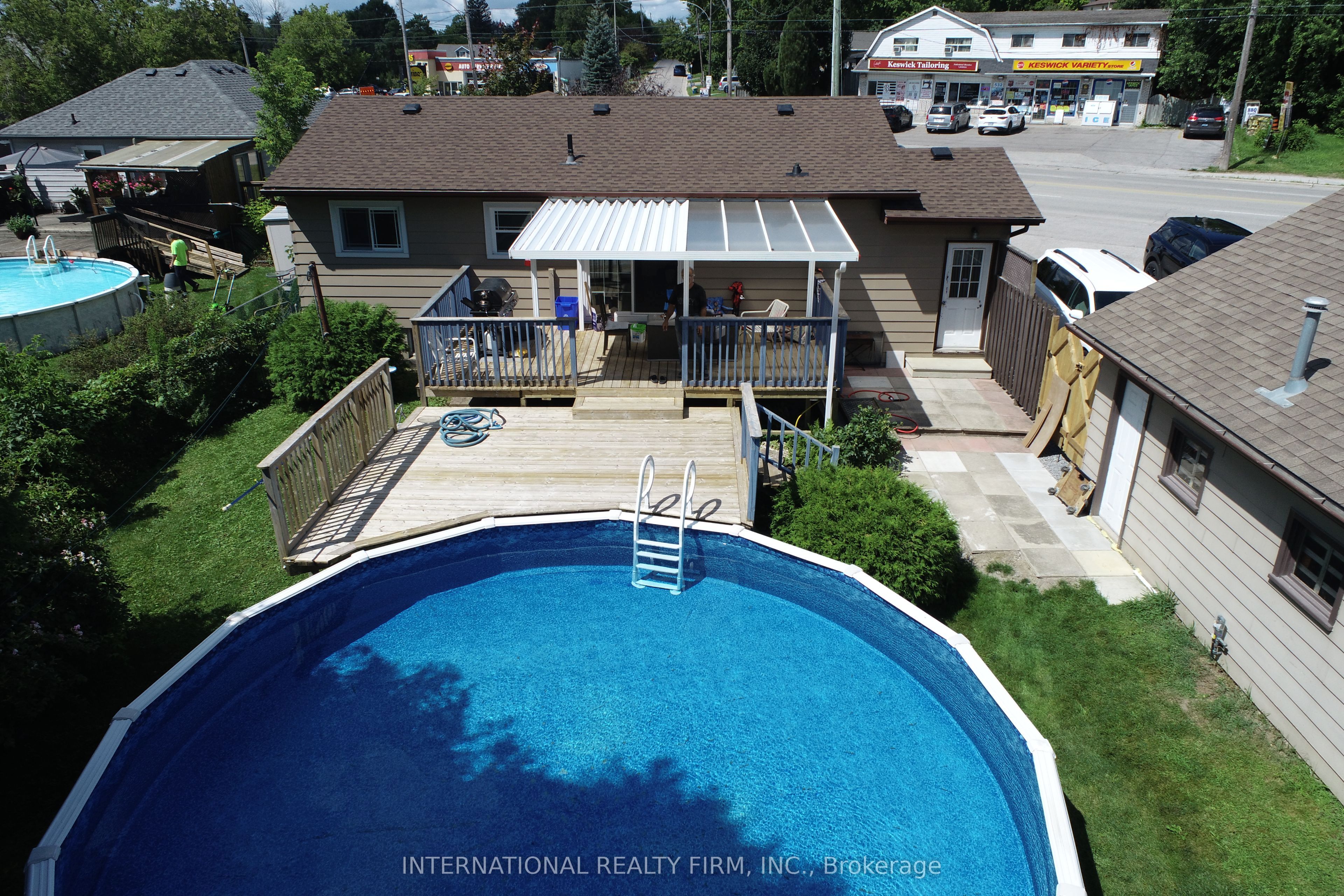 533 The Queensway S Street Property Photo 4