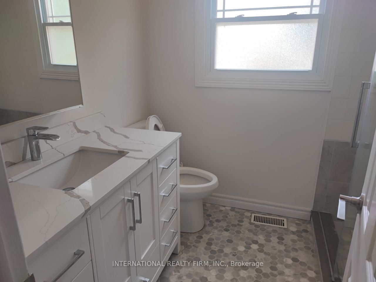 533 The Queensway S Street Property Photo 14