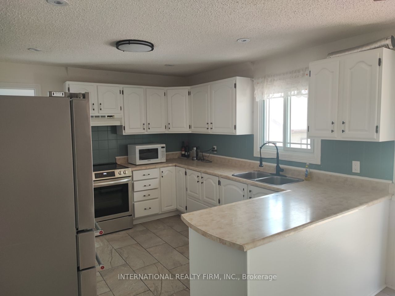 533 The Queensway S Street Property Photo 15