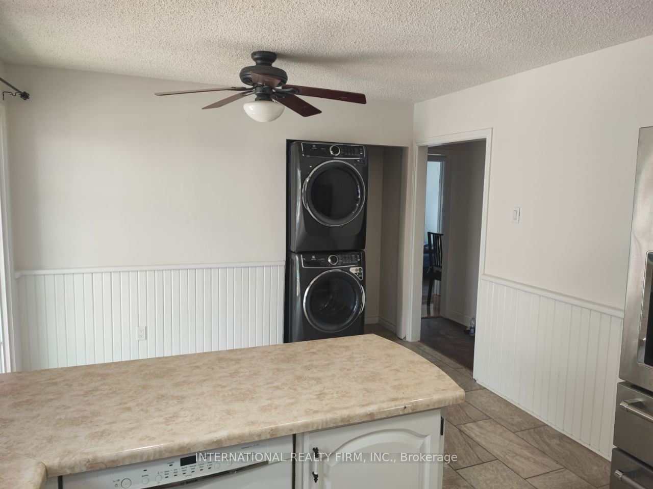 533 The Queensway S Street Property Photo 16