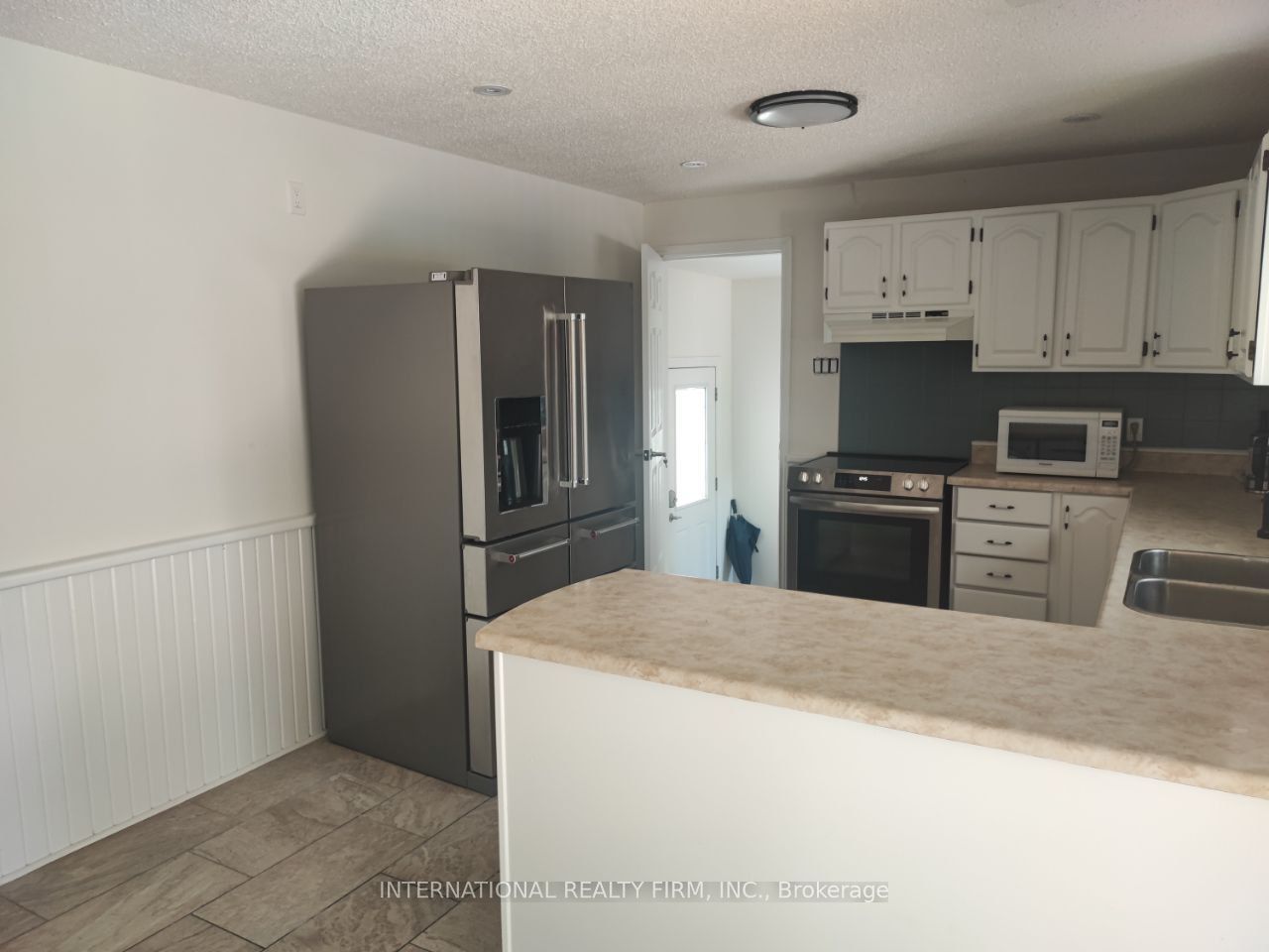 533 The Queensway S Street Property Photo 17