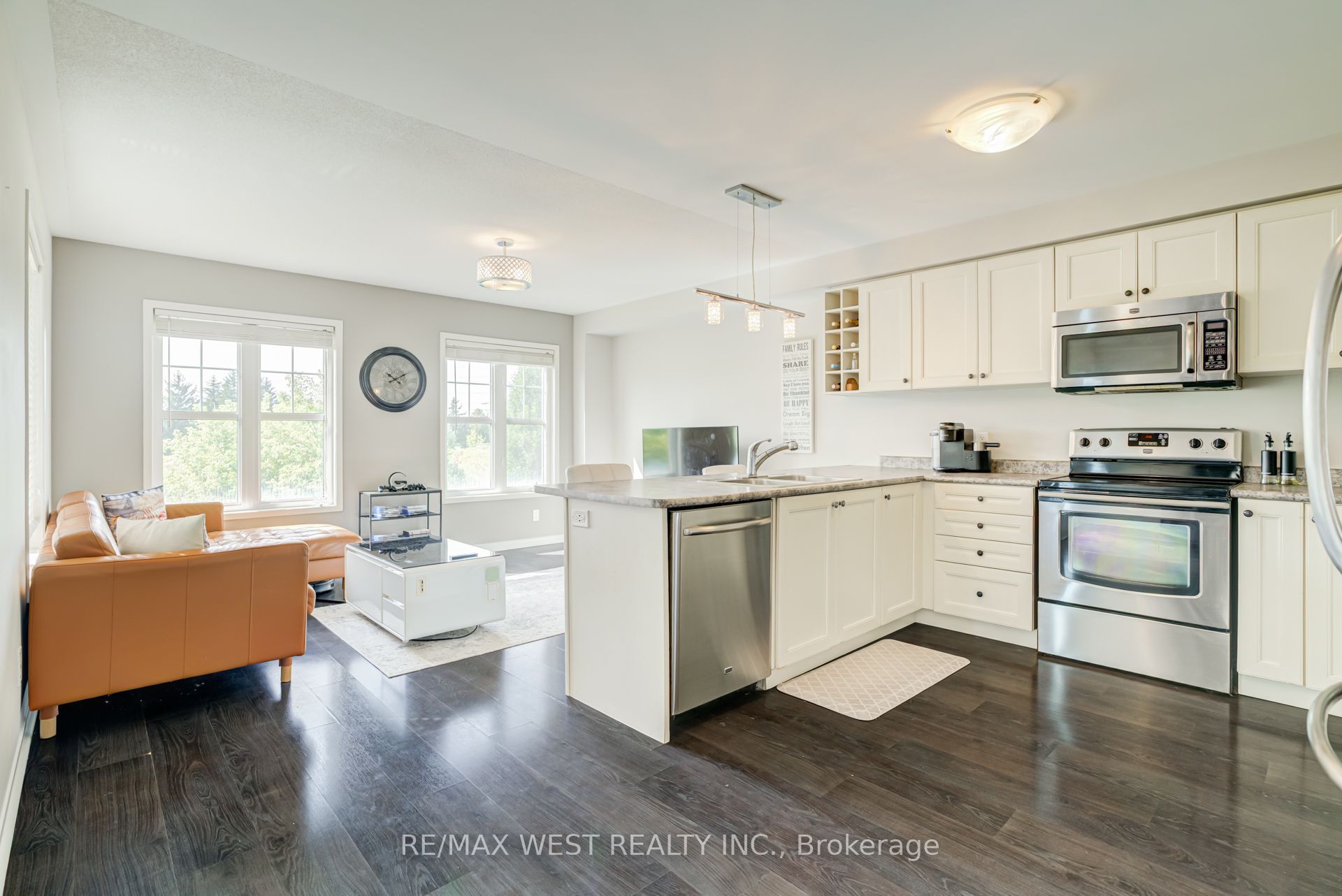 12 Hoard Avenue S Property Photo 8