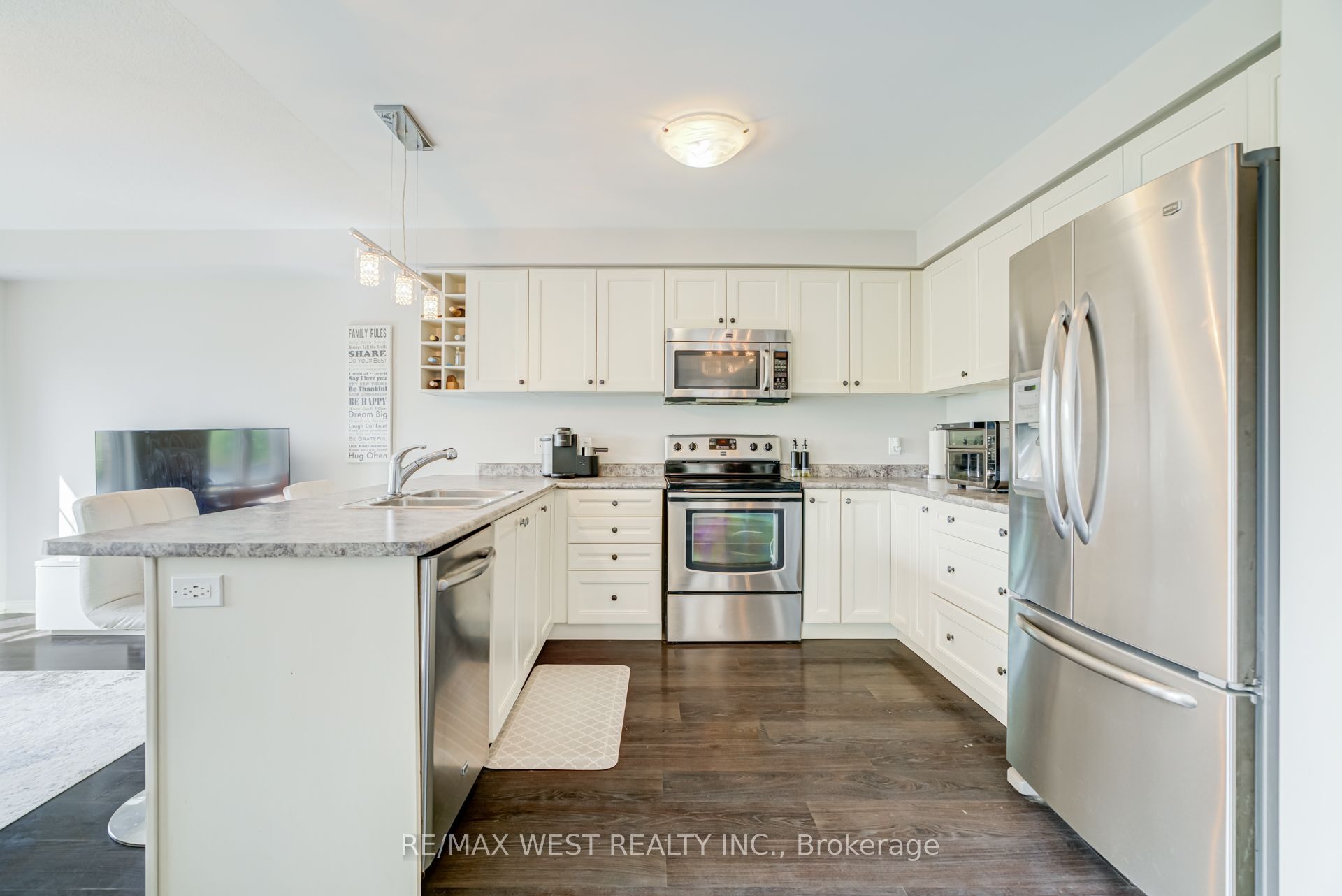 12 Hoard Avenue S Property Photo 10