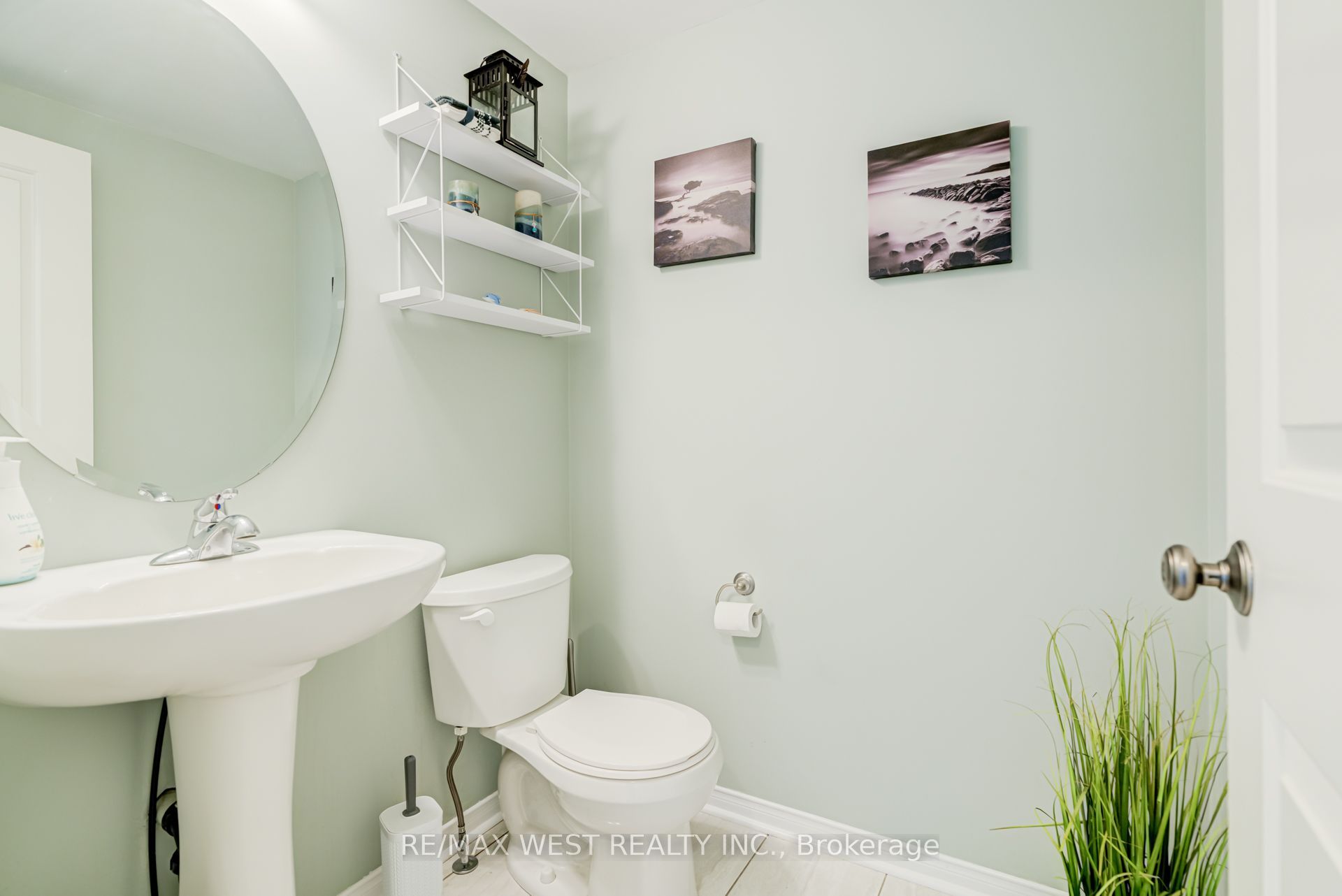 12 Hoard Avenue S Property Photo 17