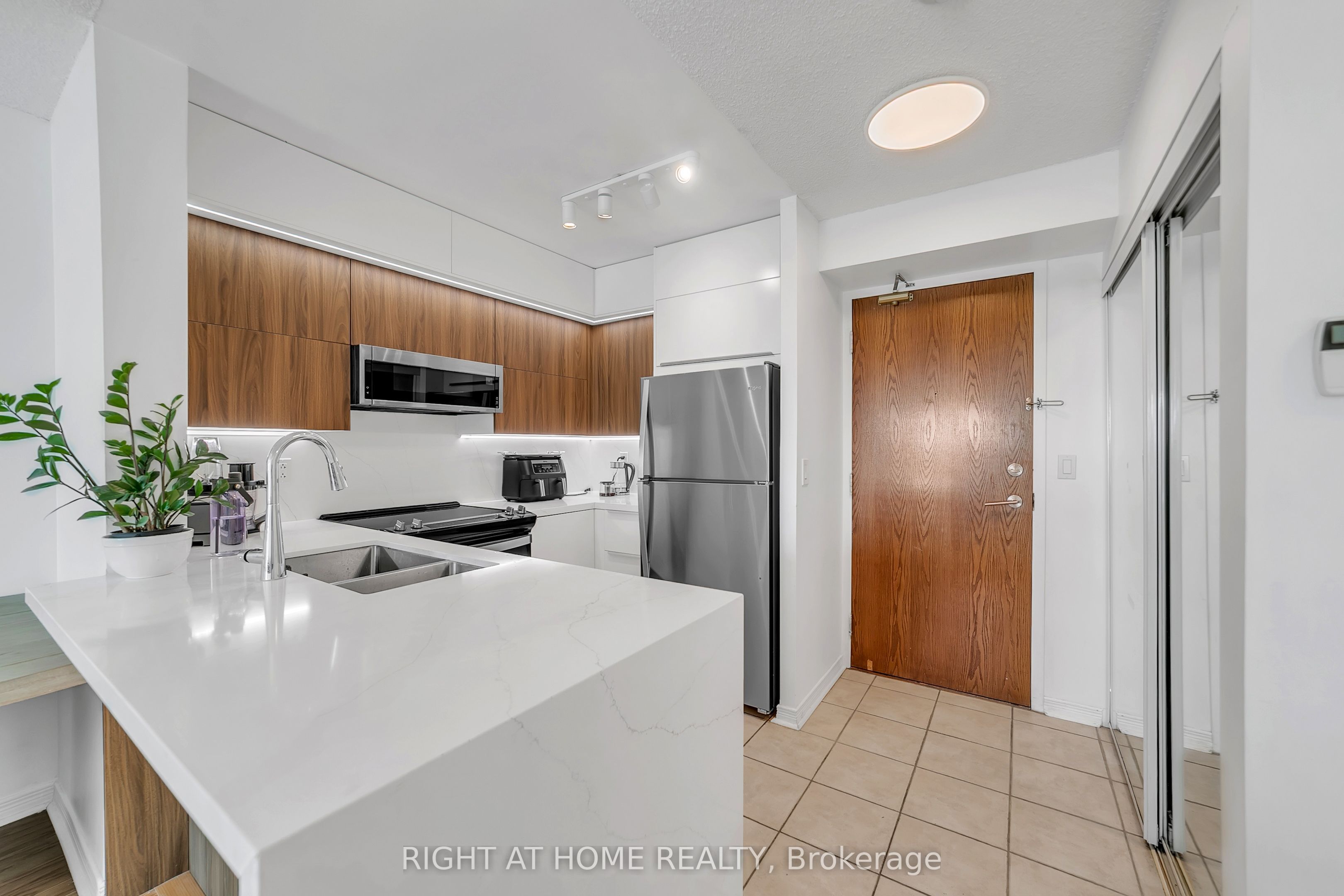 11 Oneida Crescent 1202