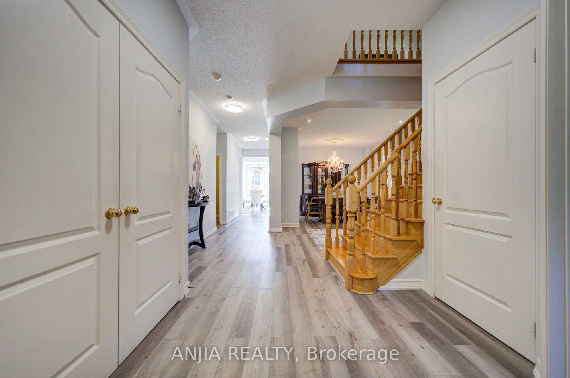 16 Forest Manor Place Property Photo 3