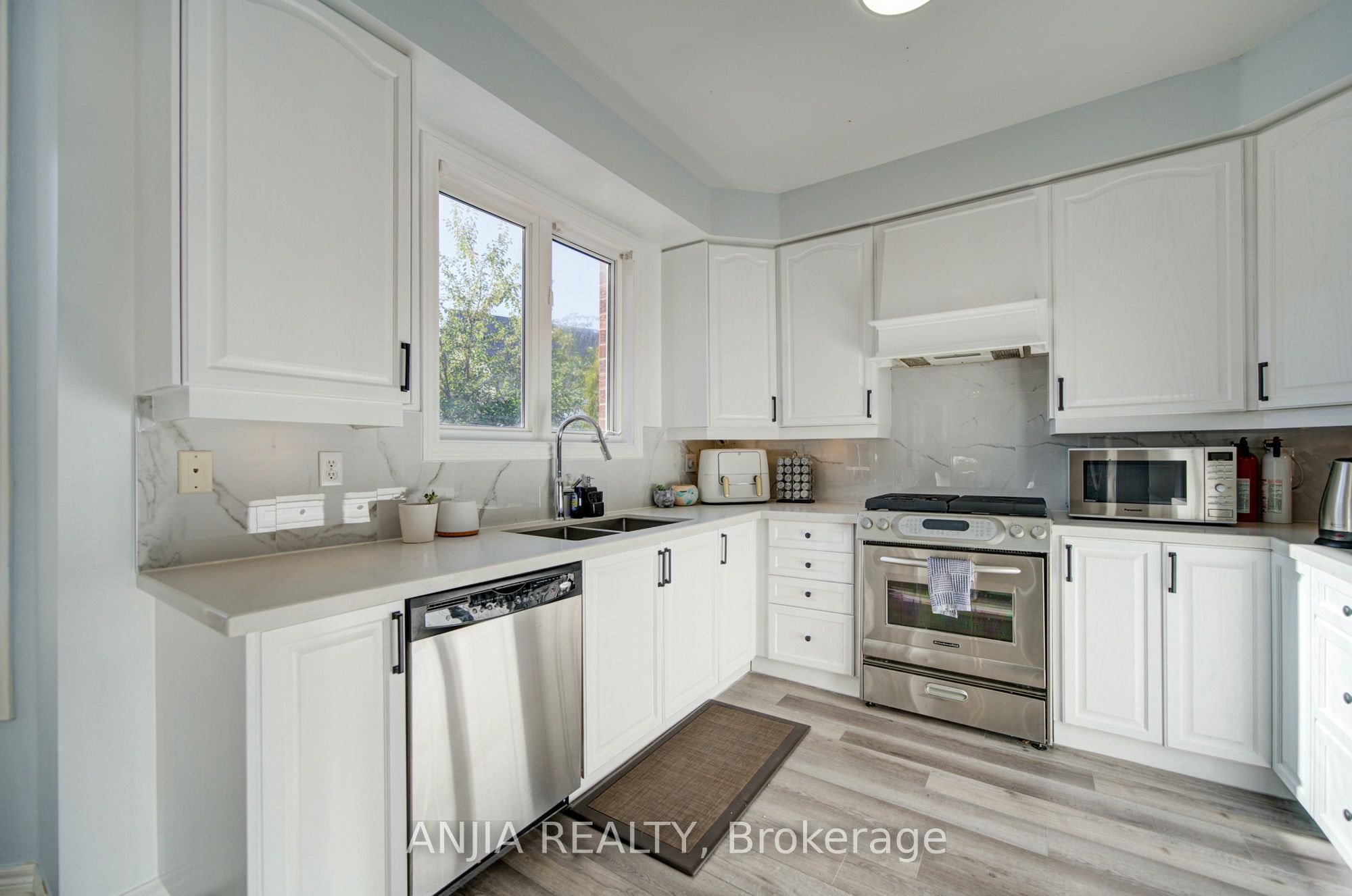 16 Forest Manor Place Property Photo 18