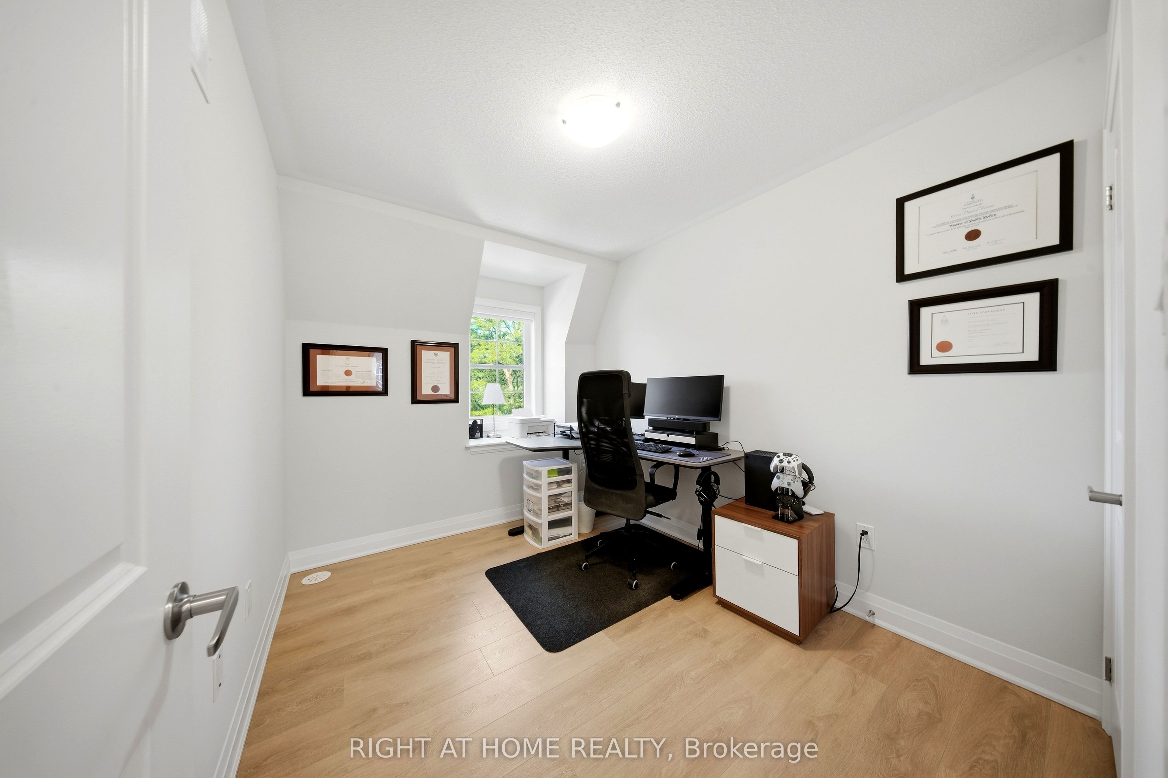 9809 Keele Street Property Photo 33