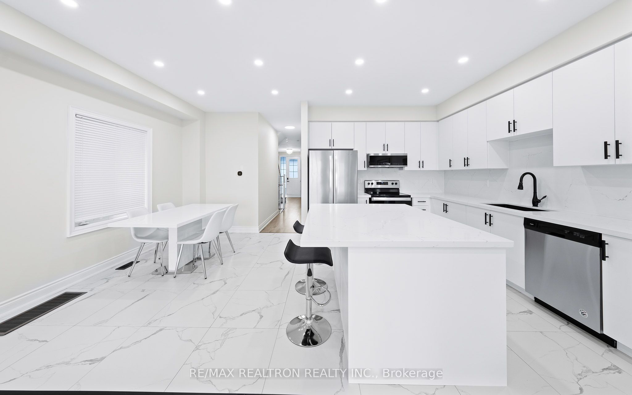 1172 Peelar Crescent Property Photo 7