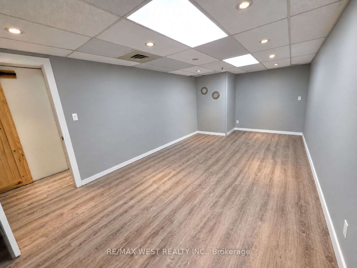 1102 Centre Street 1B - Rm 3 Property Photo 1
