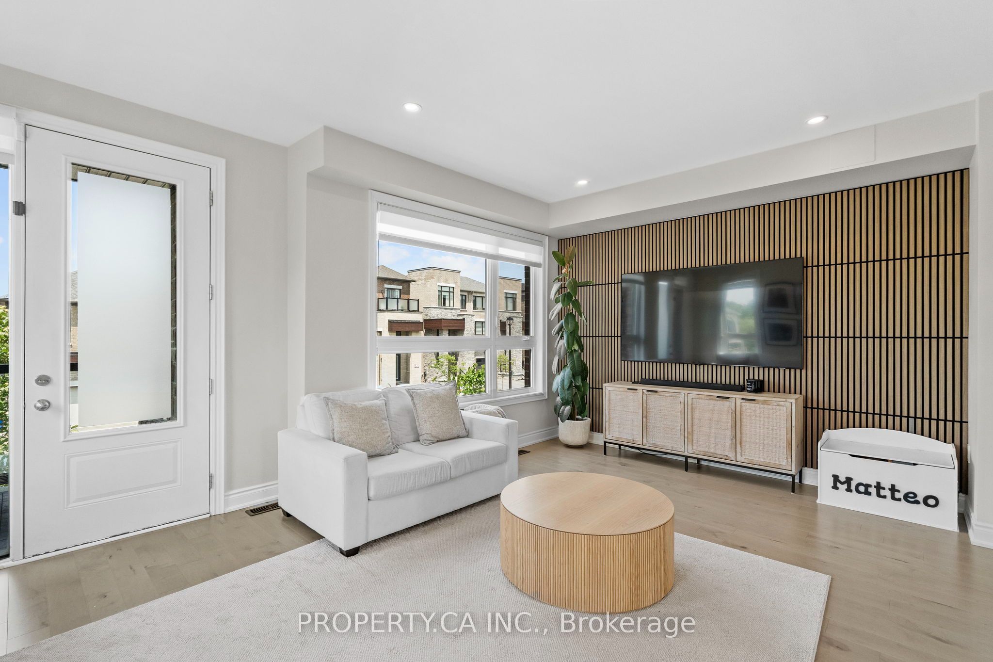 556 New England Court Property Photo 4