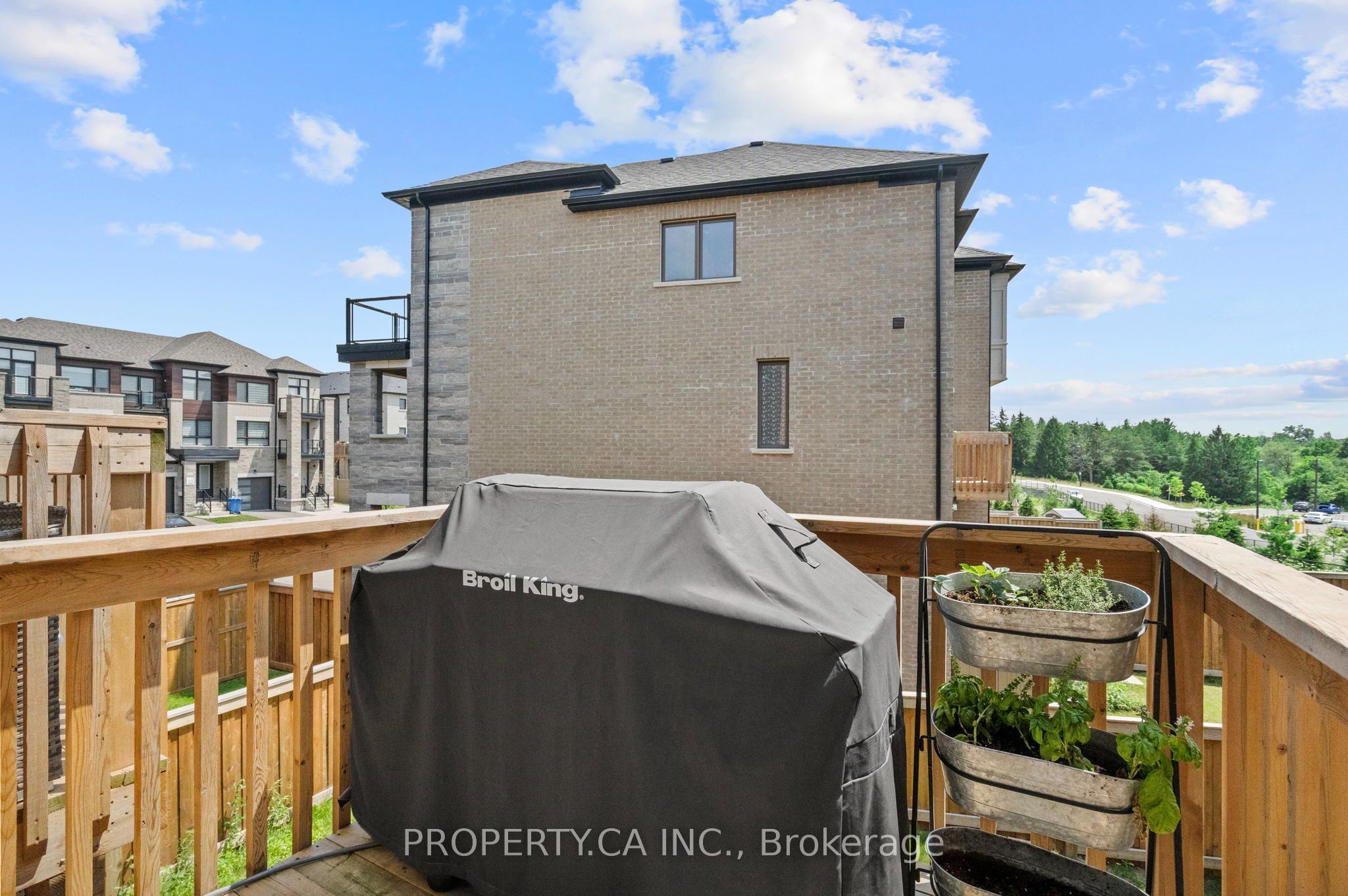 556 New England Court Property Photo 17
