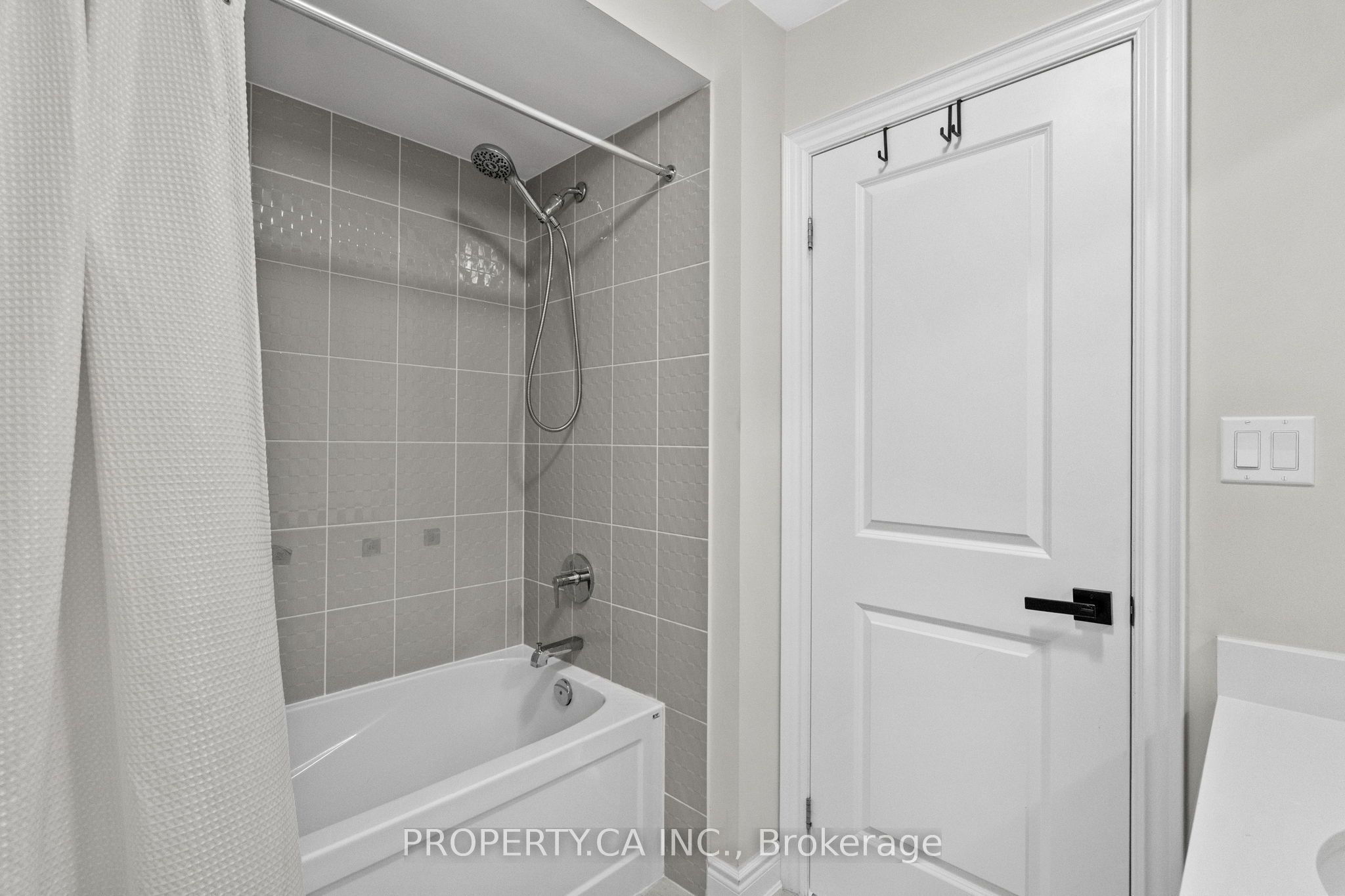 556 New England Court Property Photo 32