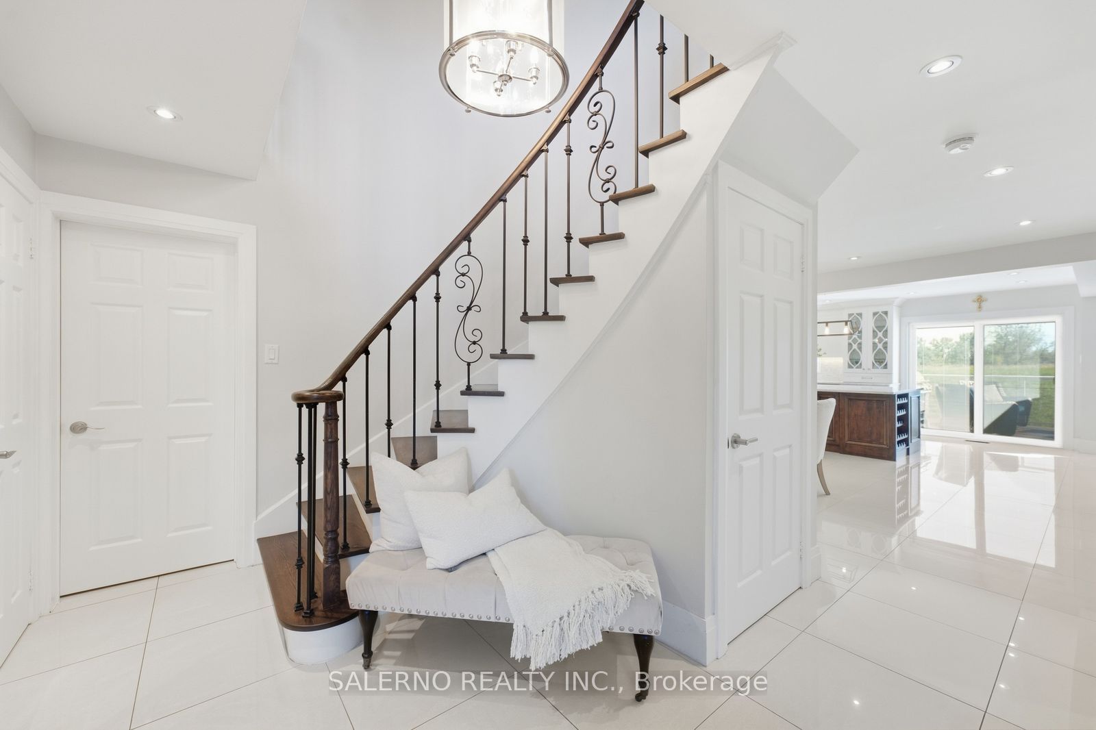 192 Veneto Drive Property Photo 10