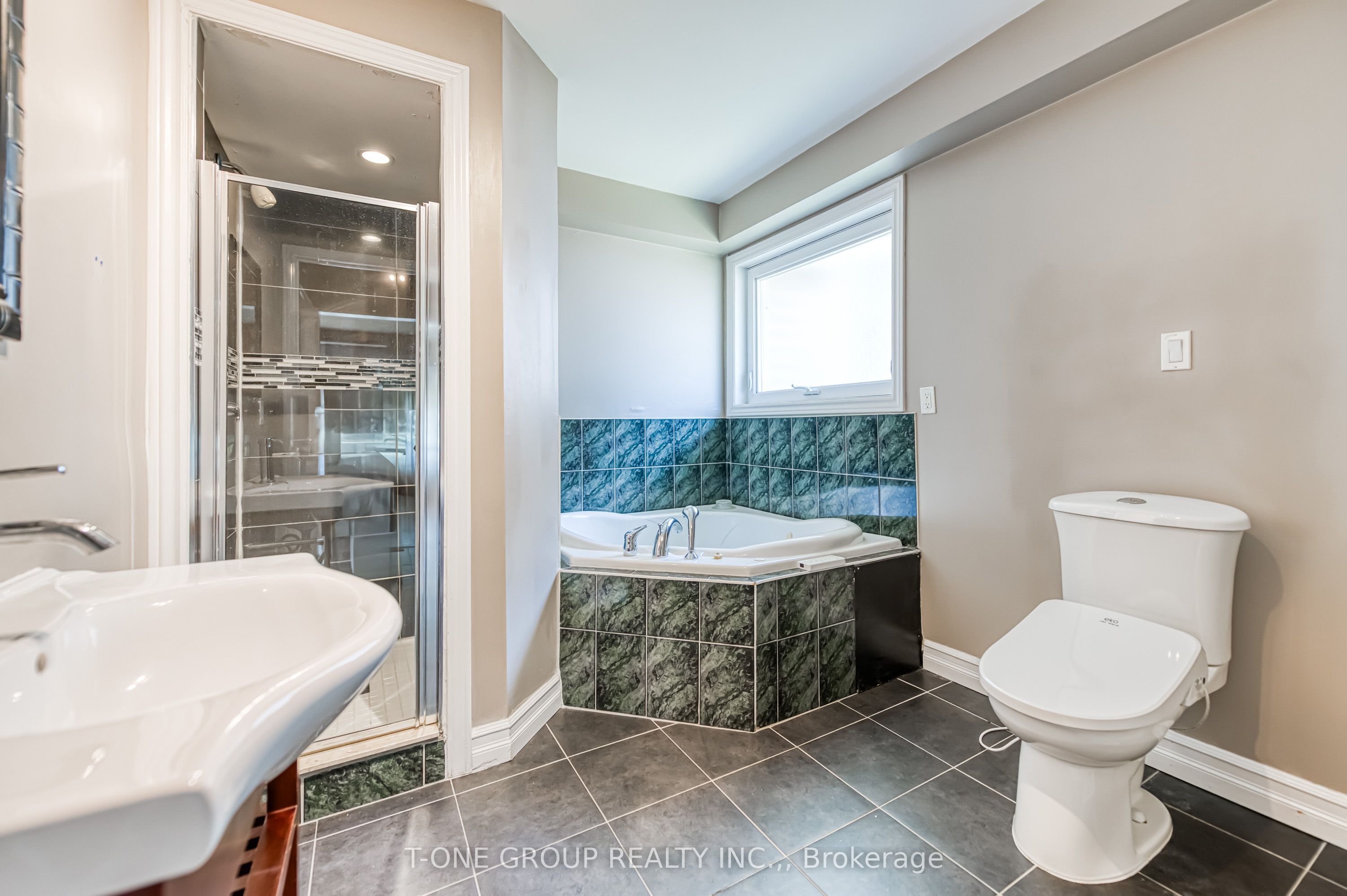 64 Hawkridge Avenue Property Photo 17