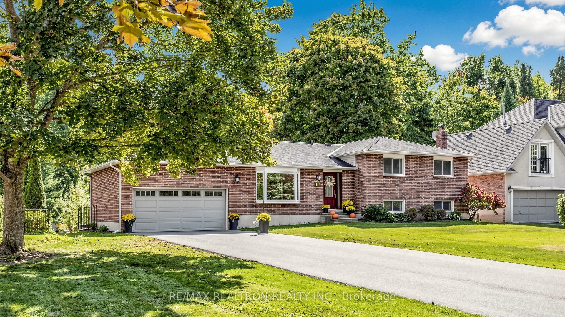 19 Amberglen Court Property Photo 1