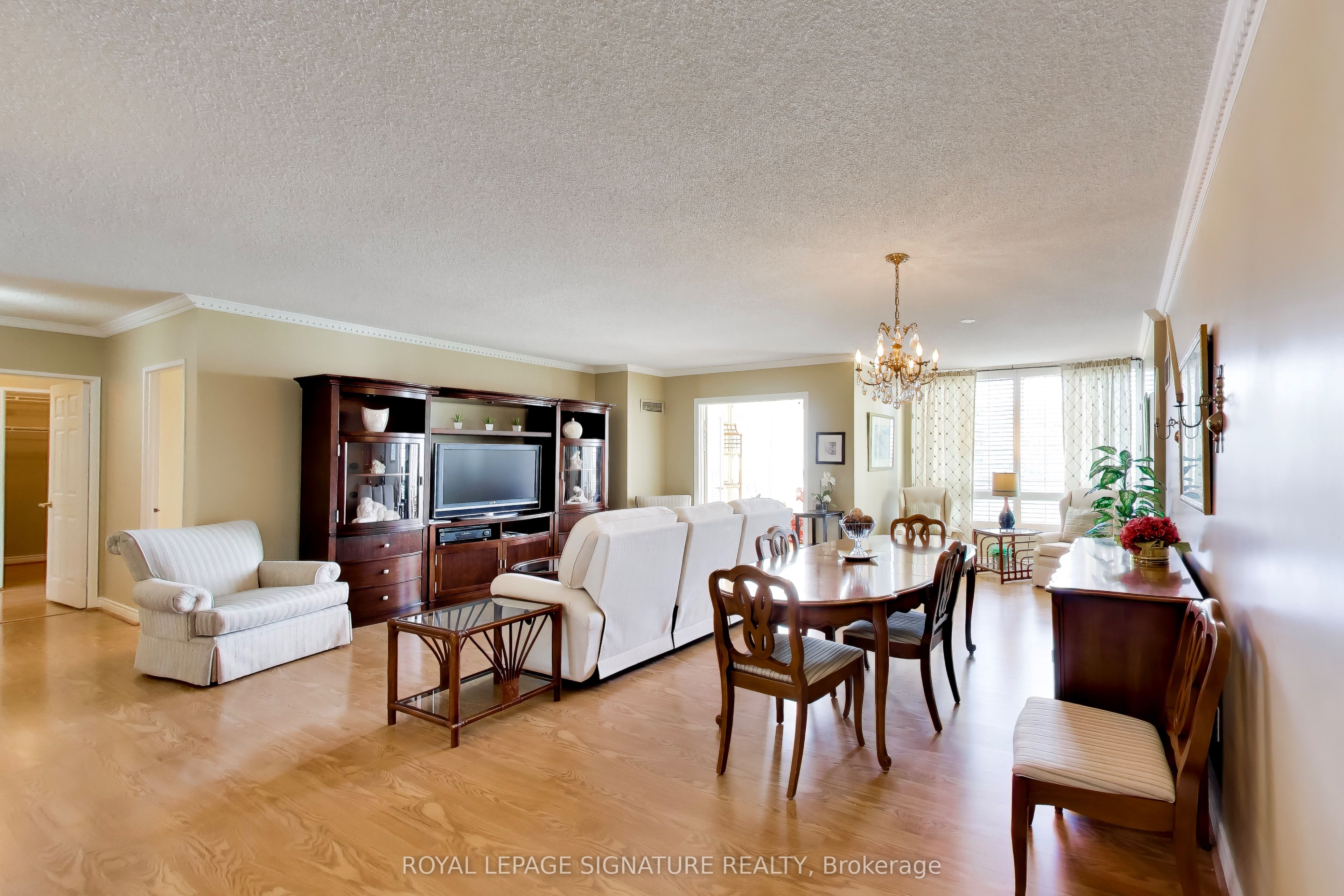 1 Clark Avenue W 1802 Property Photo 2