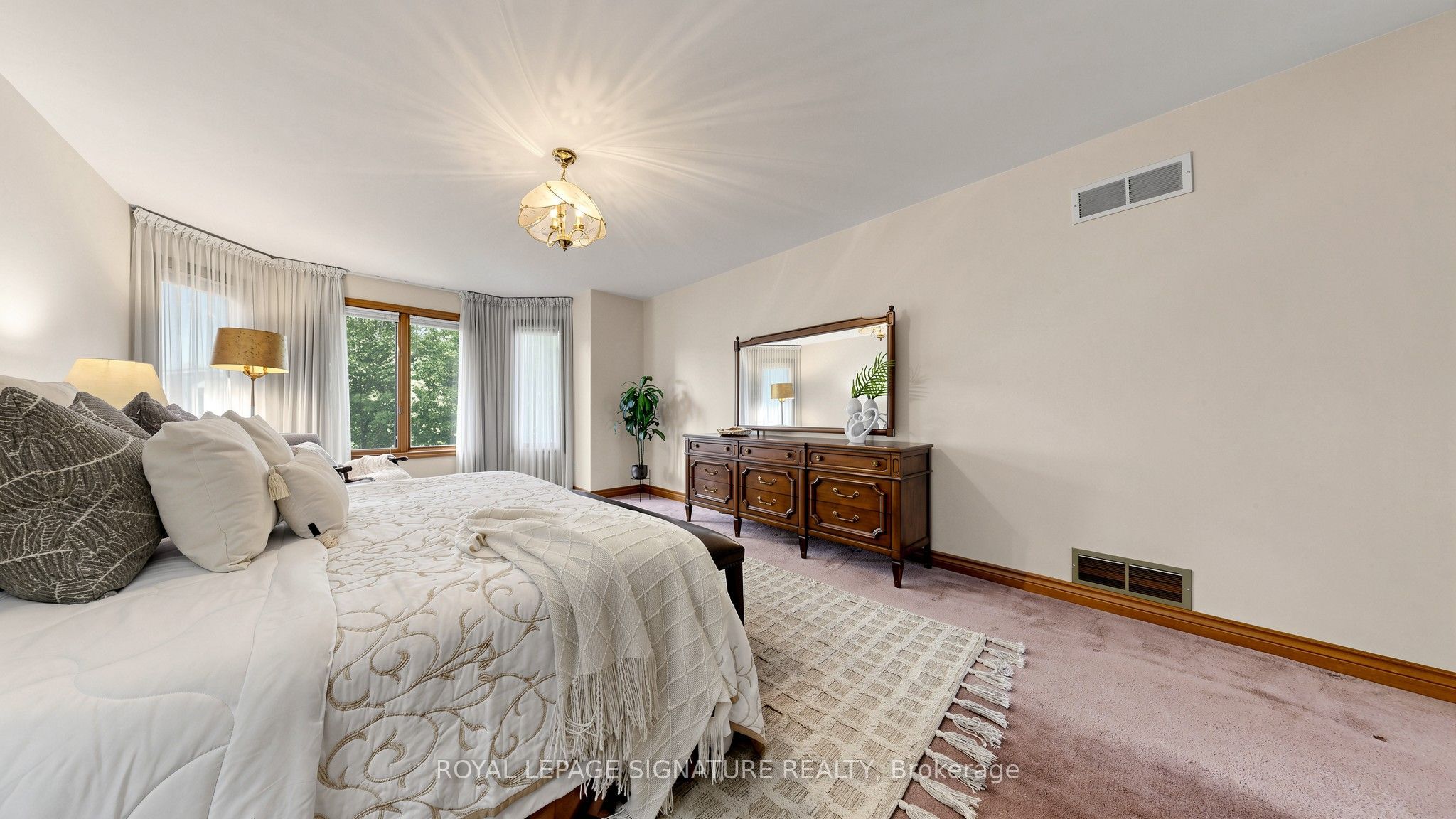 8 Royal Garden Boulevard Property Photo 21