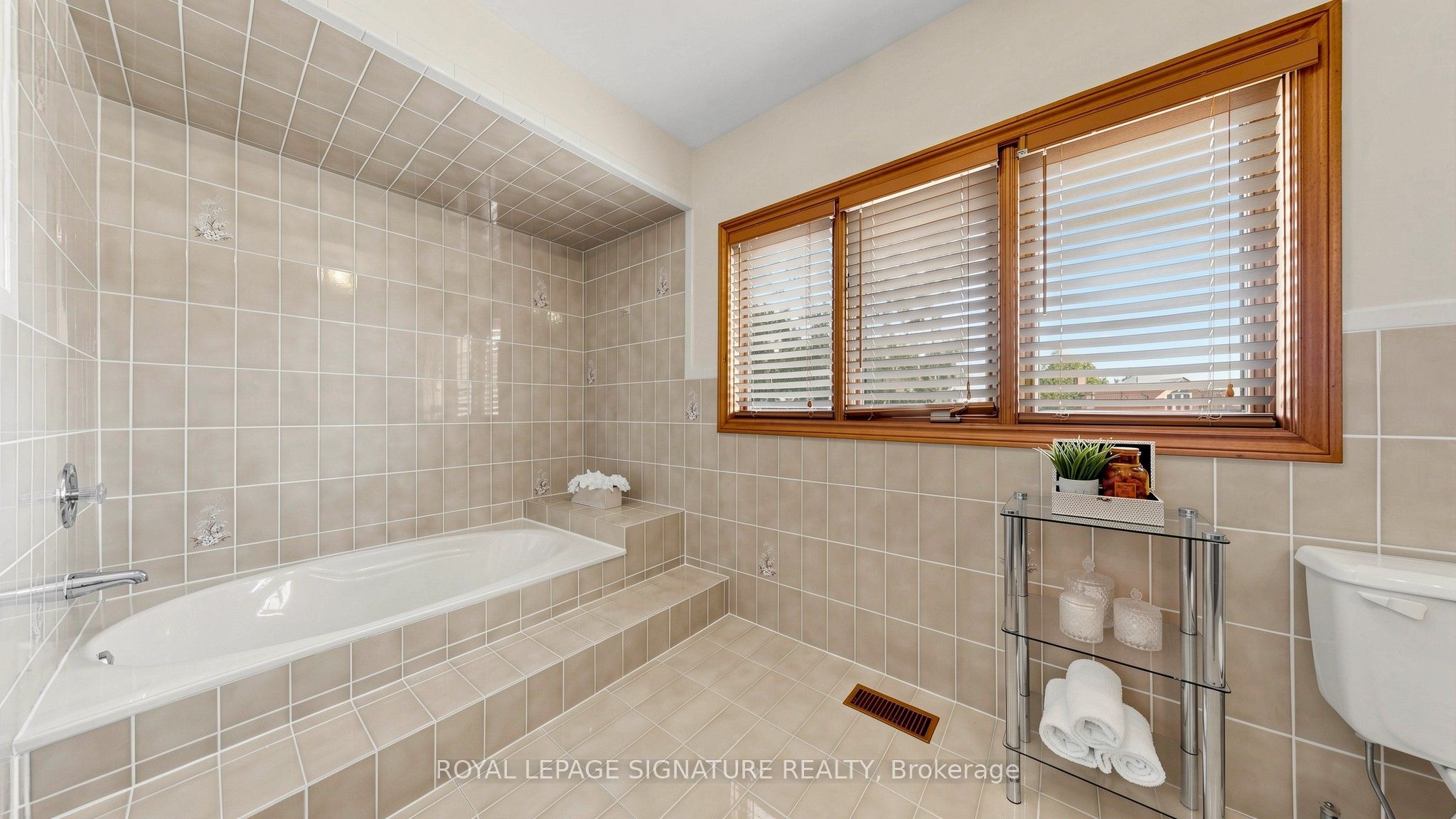 8 Royal Garden Boulevard Property Photo 24