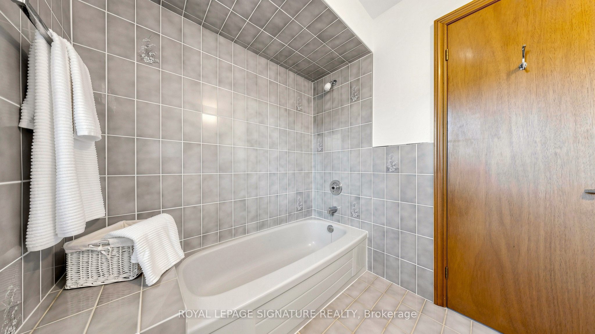 8 Royal Garden Boulevard Property Photo 34