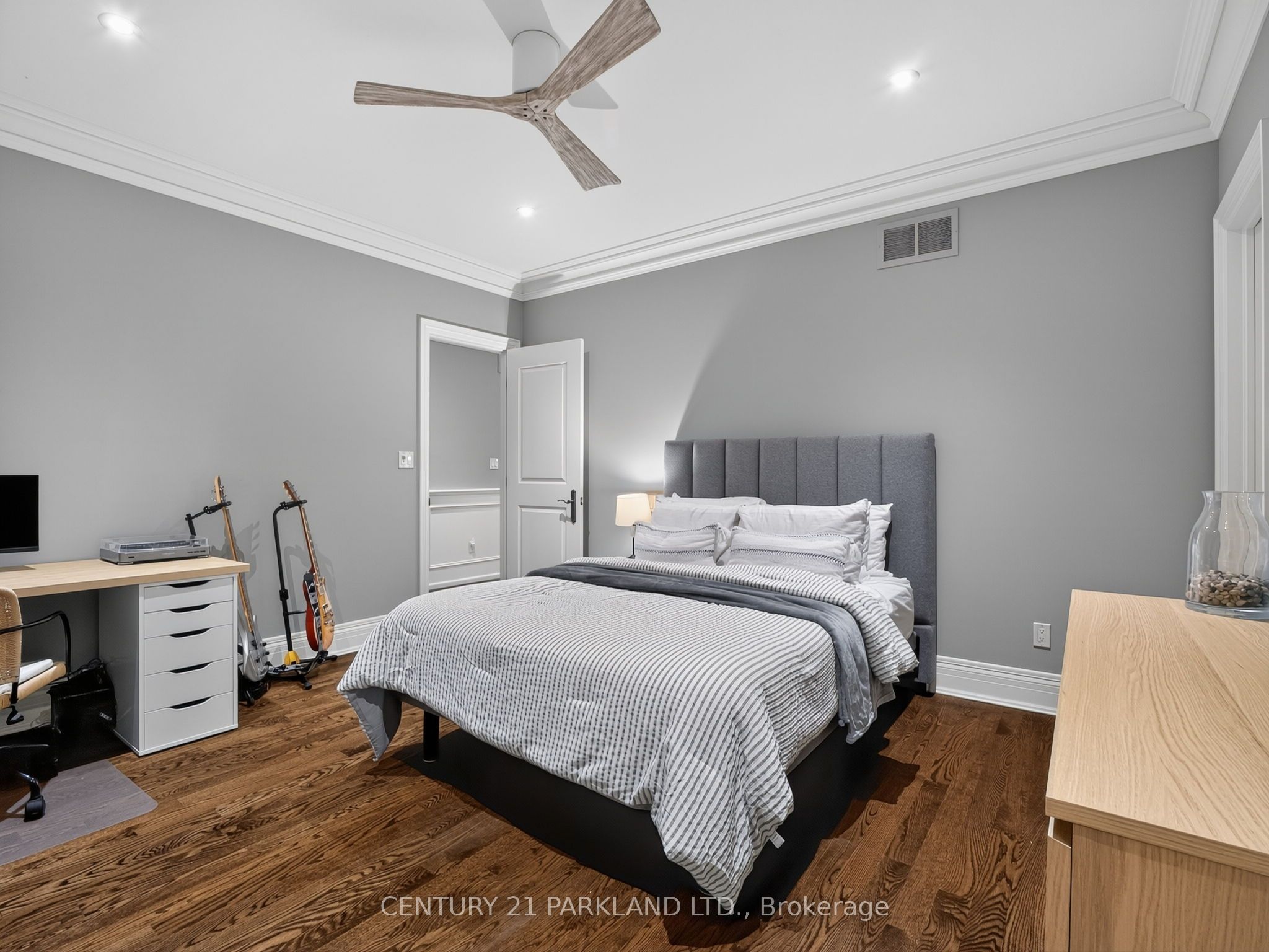 171 Oxford Street Property Photo 37