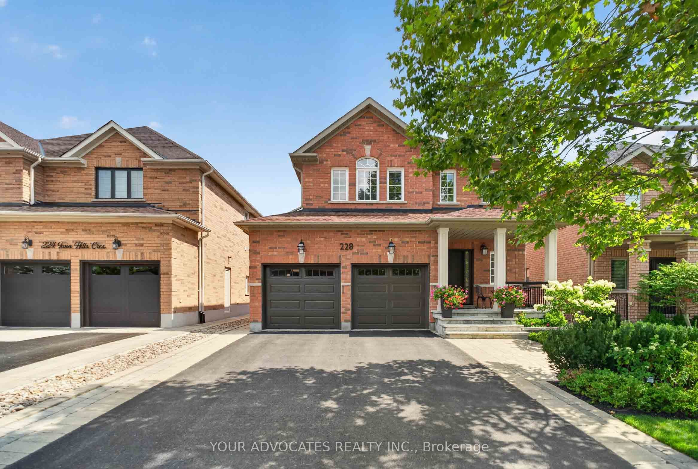 228 Twin Hills Crescent Property Photo 2