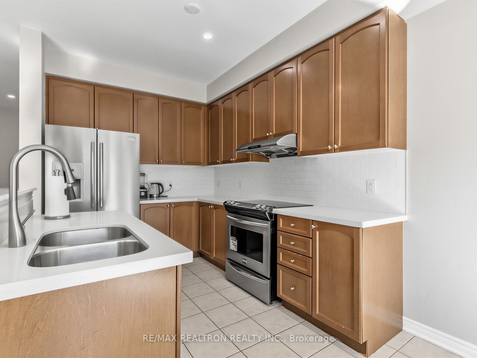 135 Windrow Street Property Photo 12