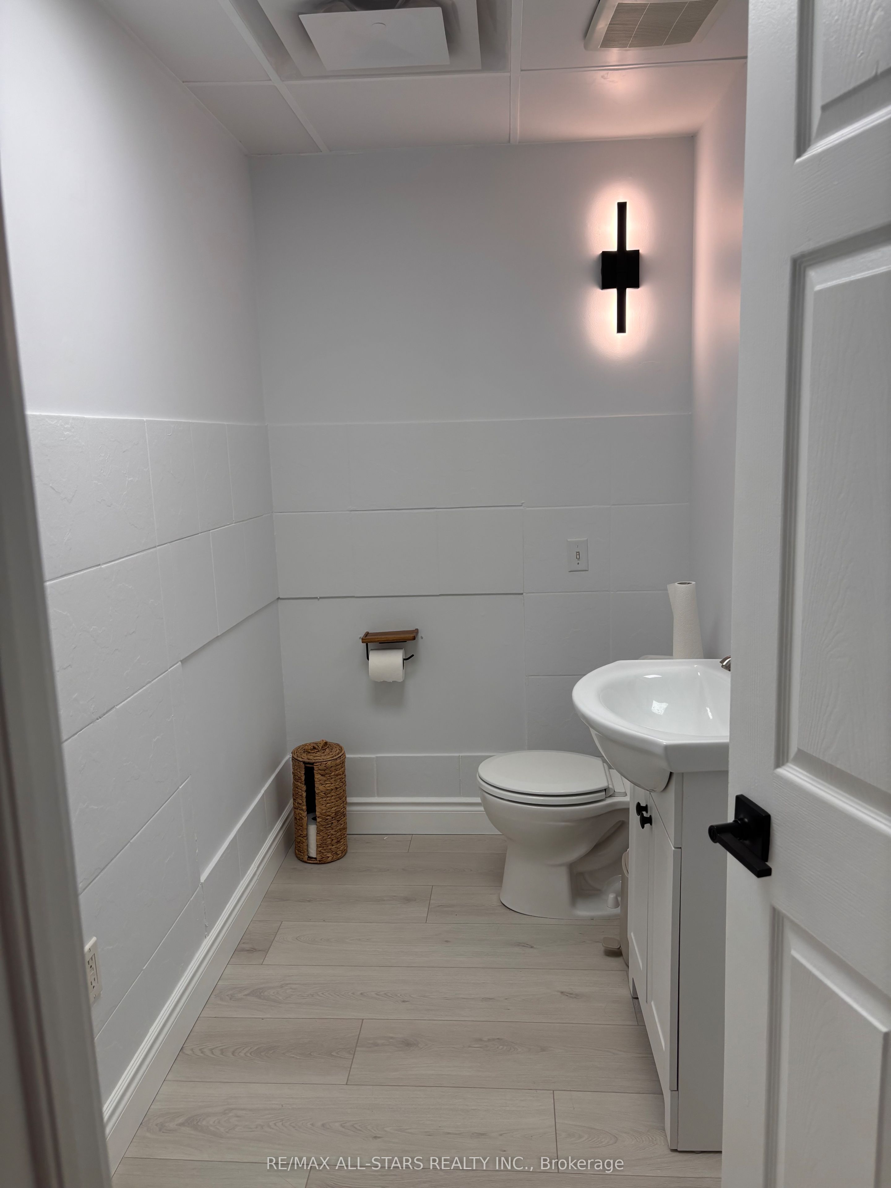 38 Wellington Street E 3b Property Photo 7