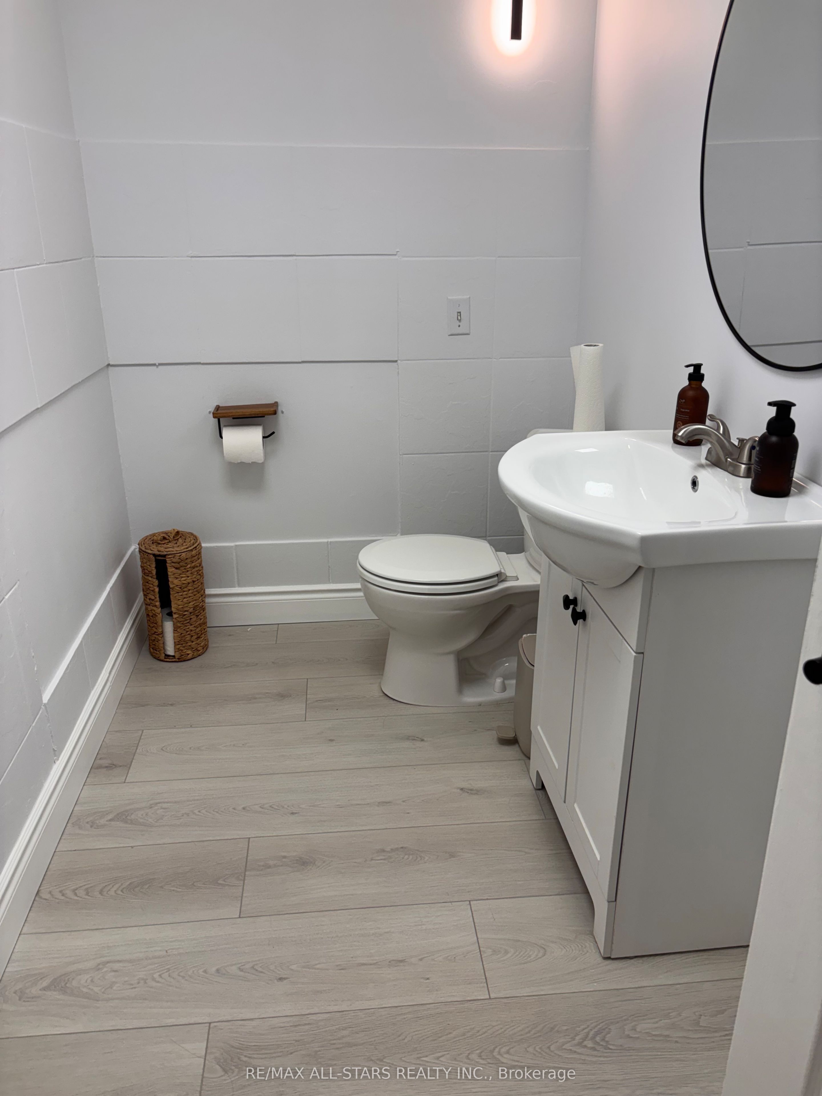 38 Wellington Street E 3b Property Photo 8
