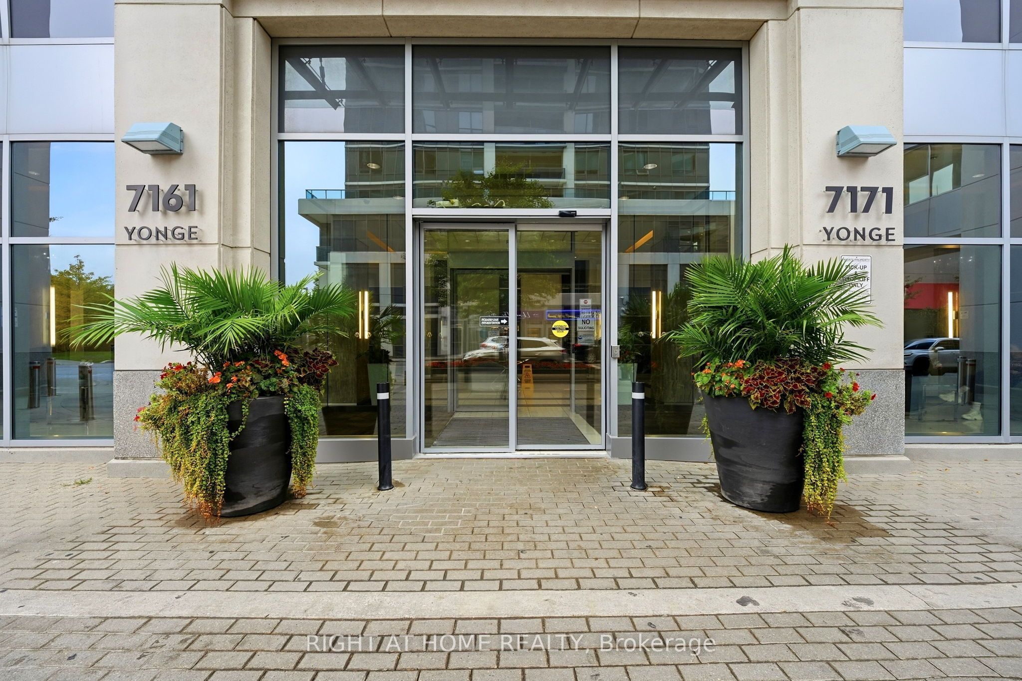 7171 Yonge Street 1702 Property Photo 1