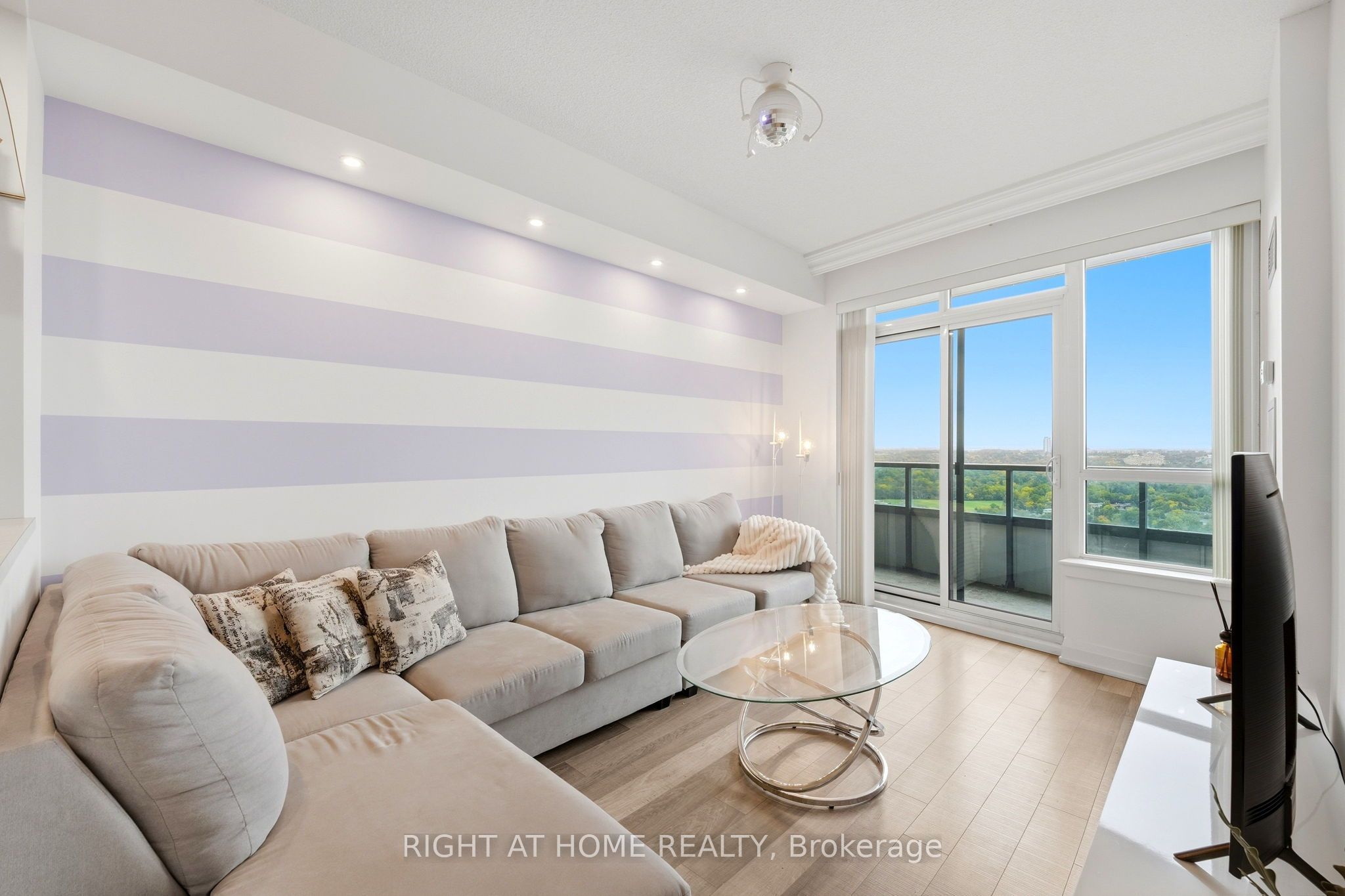 7171 Yonge Street 1702 Property Photo 5