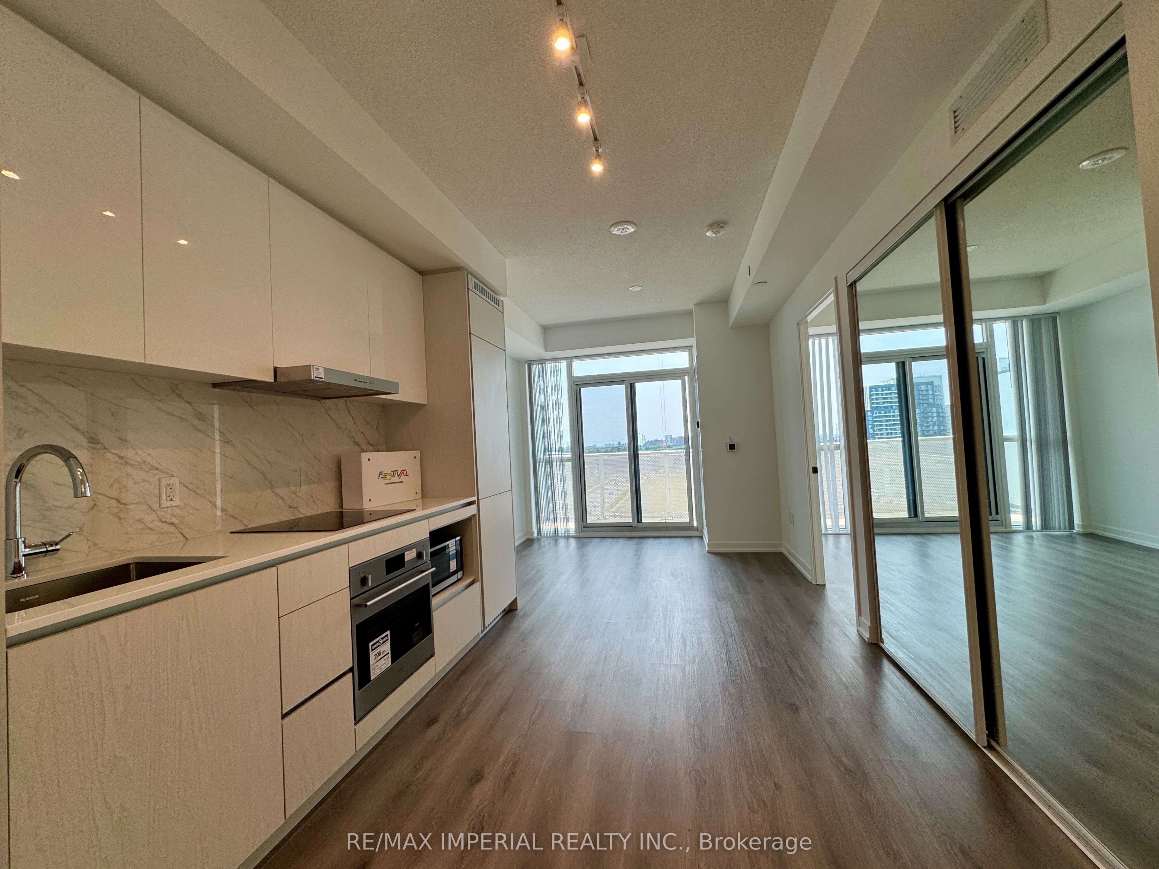 28 Interchange Way 811 Property Photo 4