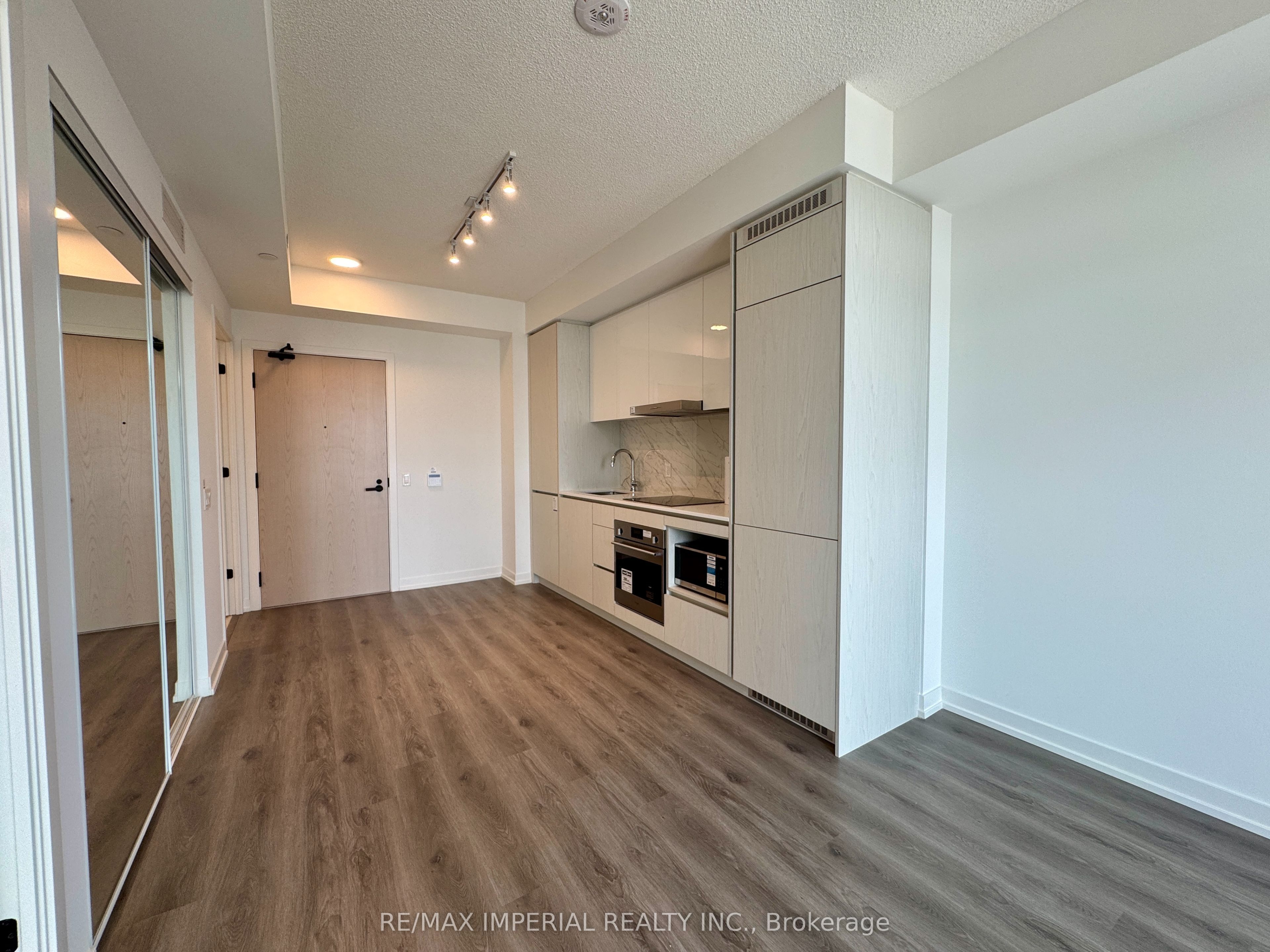 28 Interchange Way 811 Property Photo 5