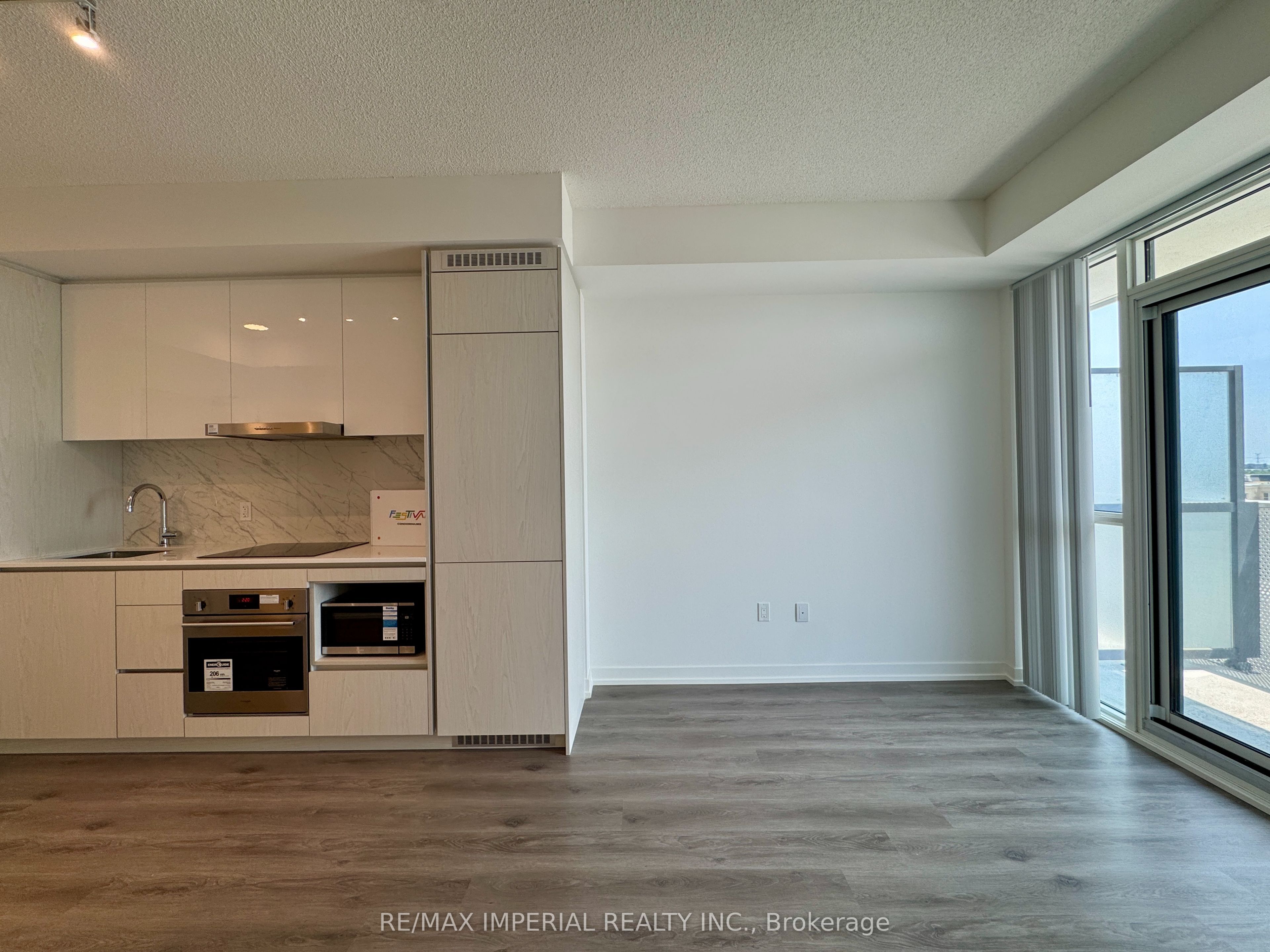 28 Interchange Way 811 Property Photo 7