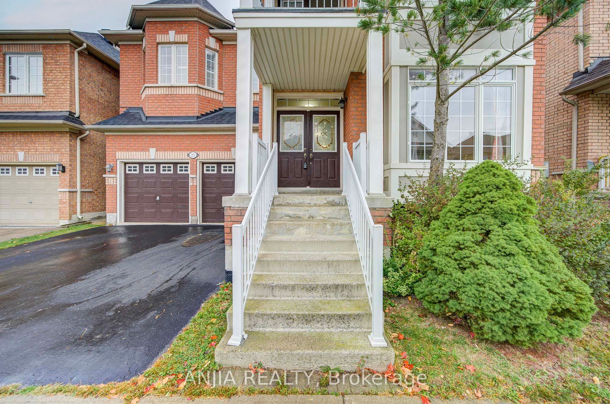 23 Ayhart Street E Property Photo 3